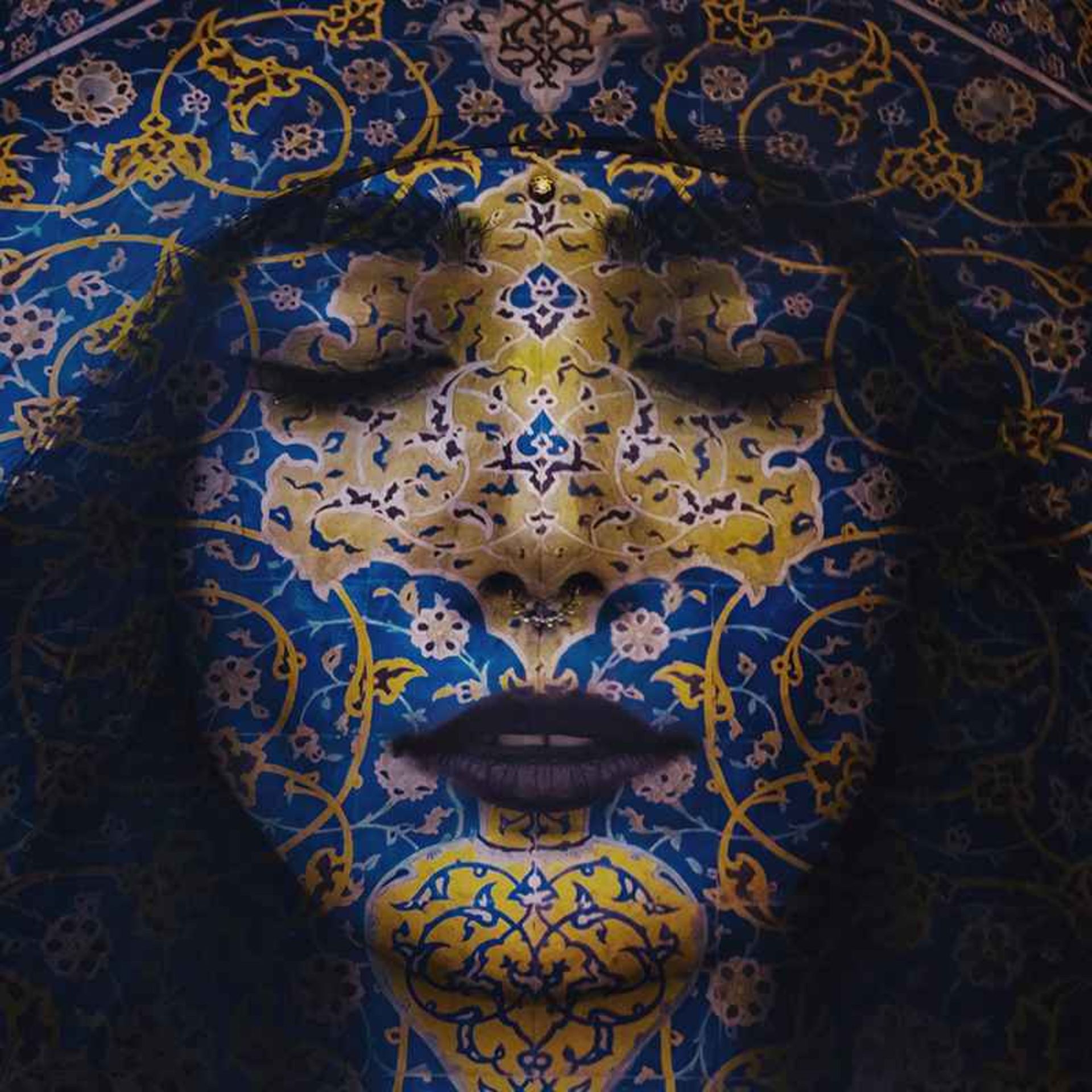 کاشی کاری سنتی در تلفیق با چهره زن