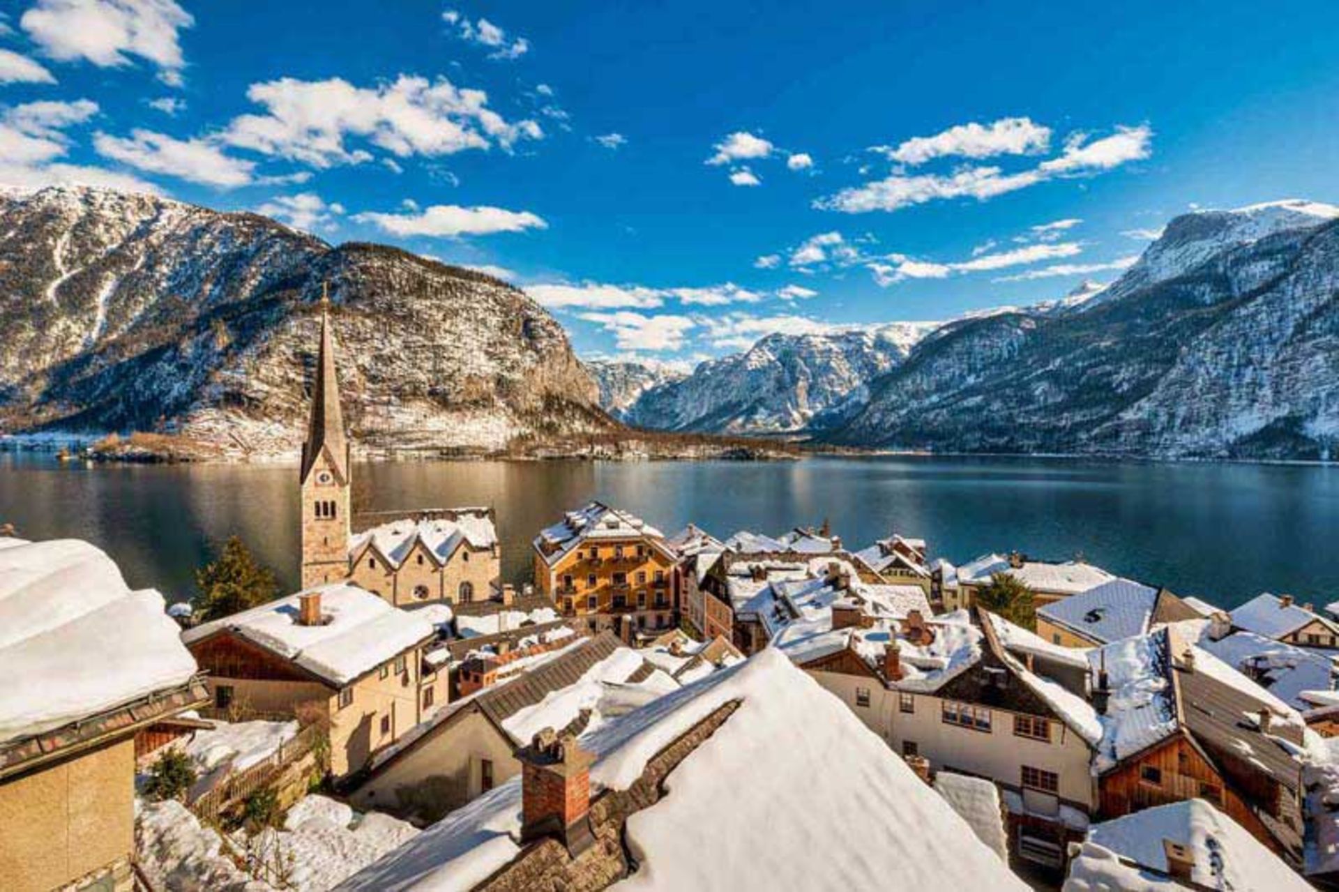 تصویری از سقف برفی خانه‌های هال اشتات