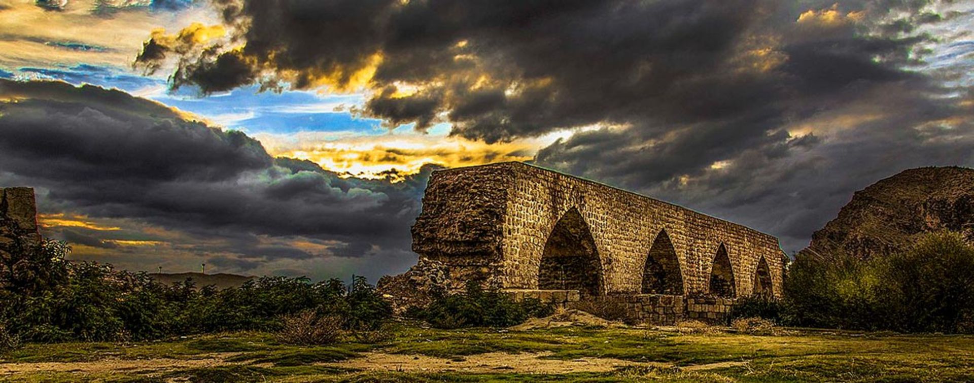 پل شکسته؛ منبع عکس: ویکی مدیا؛ عکاس: Zeinabteli