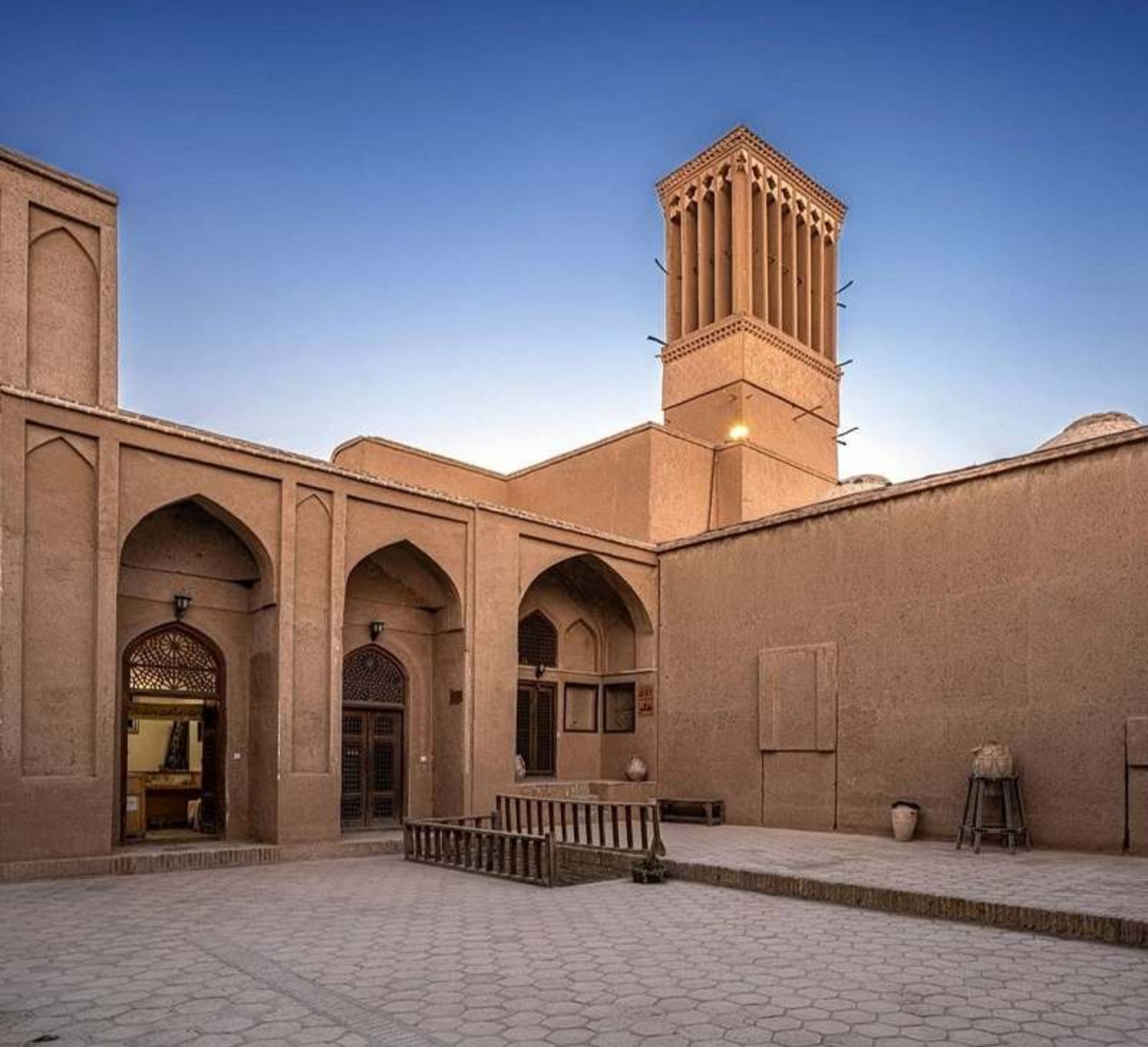 بادگیر مدرسه ضیائیه یزد؛ منبع عکس: گوگل مپ؛ عکاس: حسین محمدی