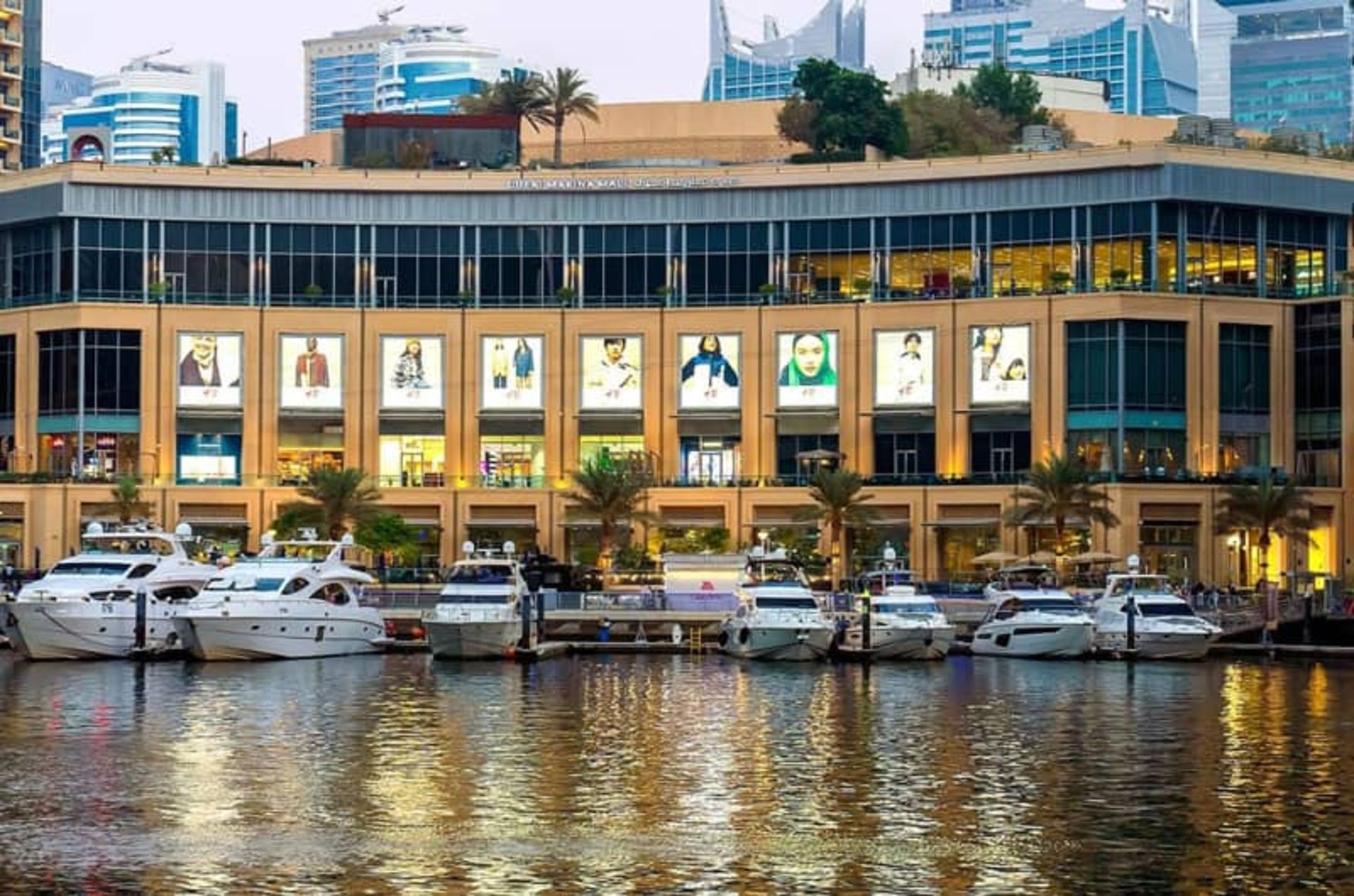قایق‌های مارینا مال دبی؛ منبع عکس: Dubai Marina Mall، عکاس: نامشخص