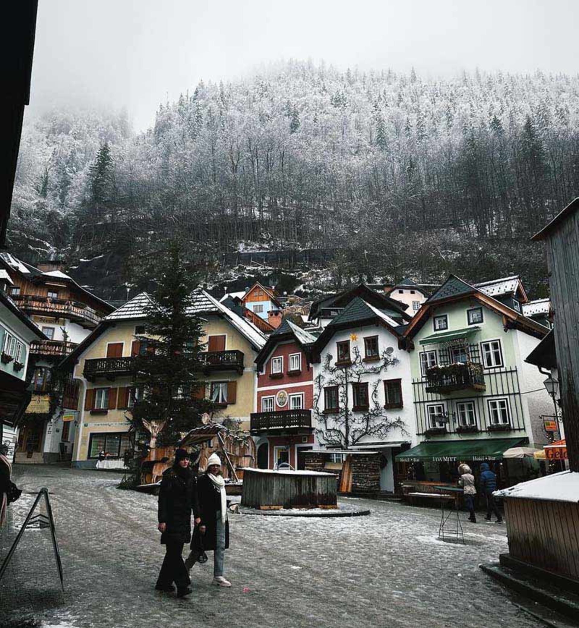 مردم در حال عبور از خیابان‌های هال اشتات