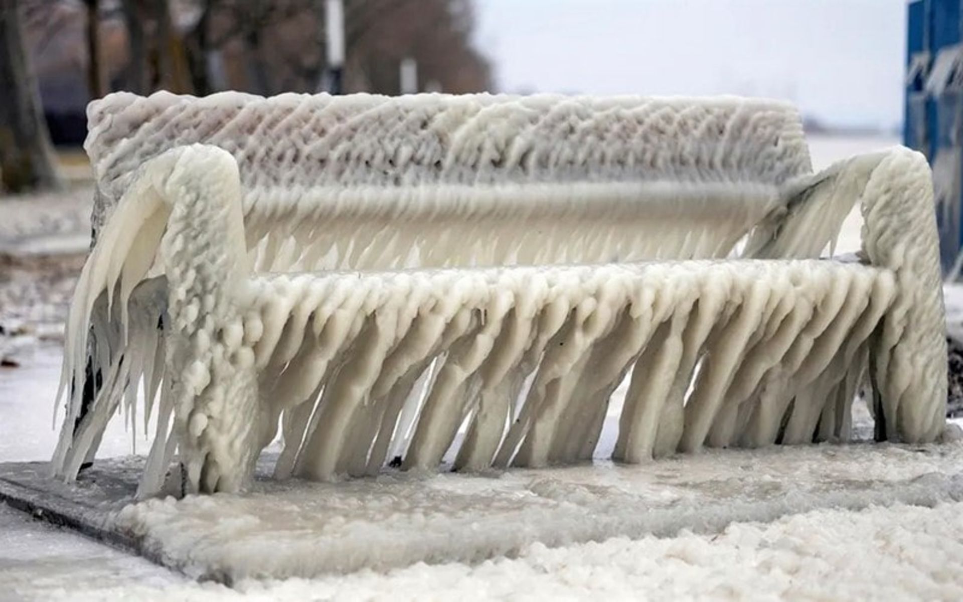 صندلی یخ زده