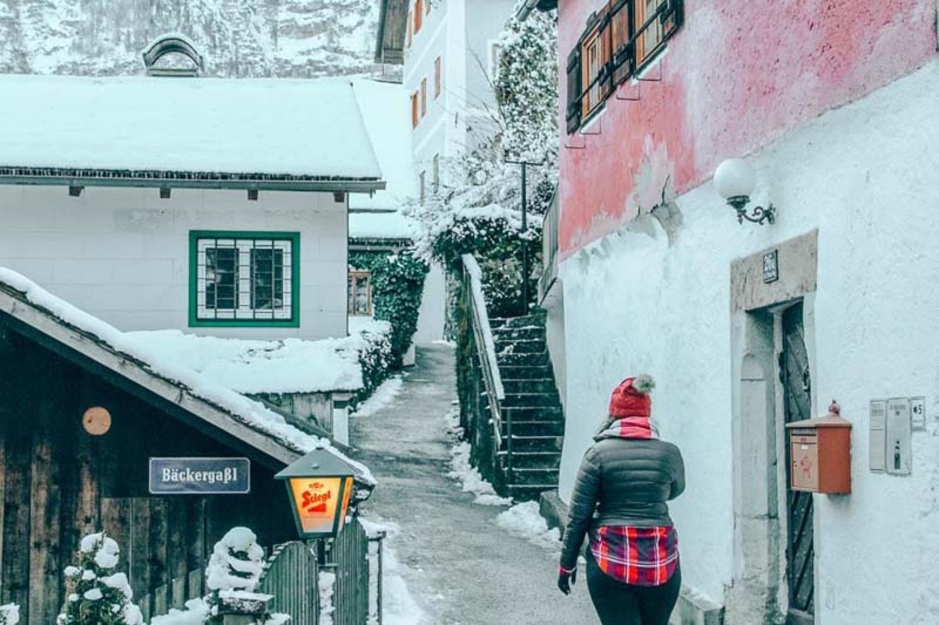 زنی در حال عبور از کوچه‌های هال اشتات