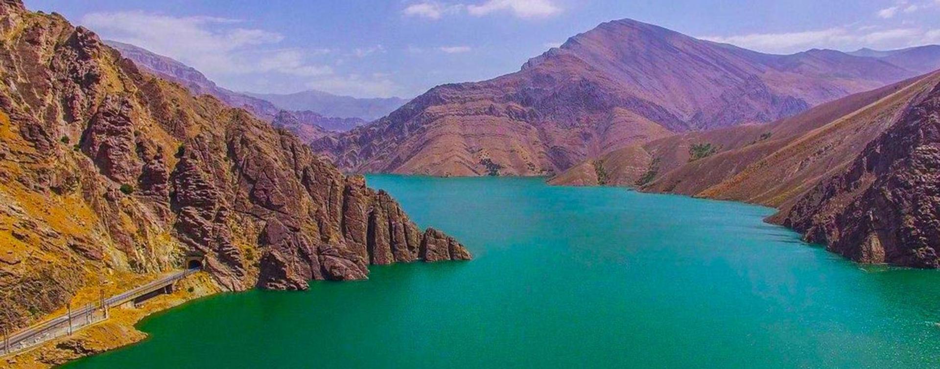 دریاچه سد امیرکبیر؛ منبع عکس: ویکی‌مدیا؛ عکاس: Mediumaxwiki
