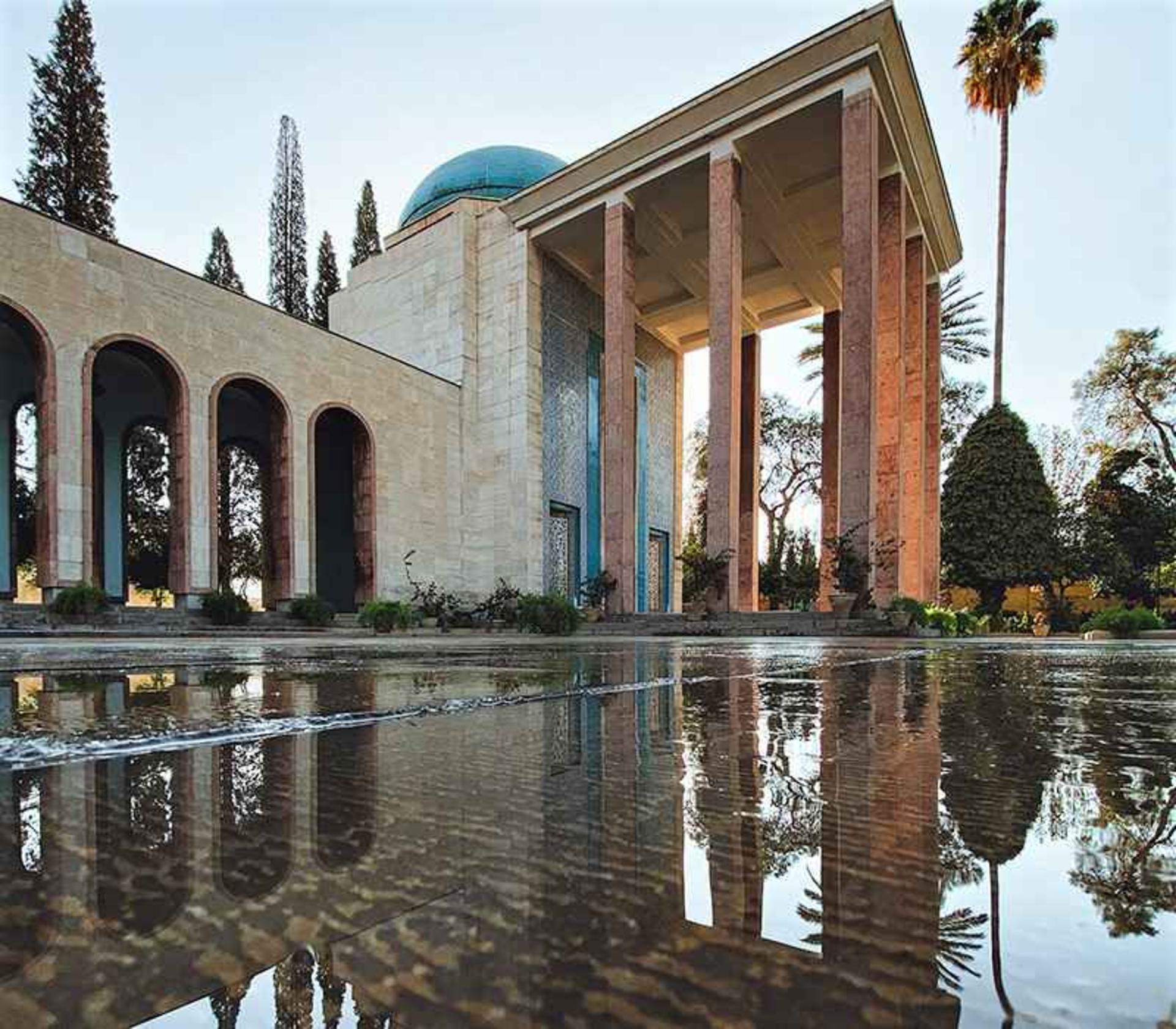 ساختمان ستون‌دار و گنبد فیروزه‌ای سعدیه، منبع عکس: اینستاگرام daaaniiaaal@، عکاس: دانیال پایمرد