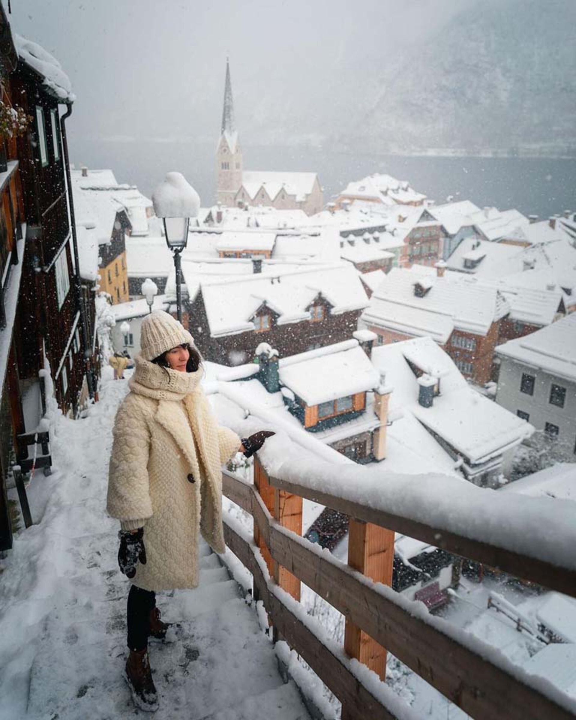 تصویر دختری در برف و سرمای هال اشتات