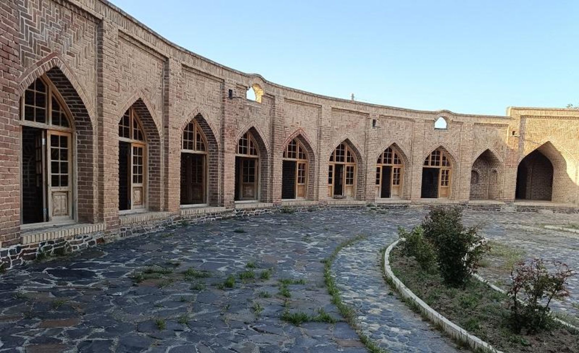 کاروانسرای مدور تاج آباد؛ منبع عکس: گوگل مپ؛ عکاس: Mehran Shesh Baradaran