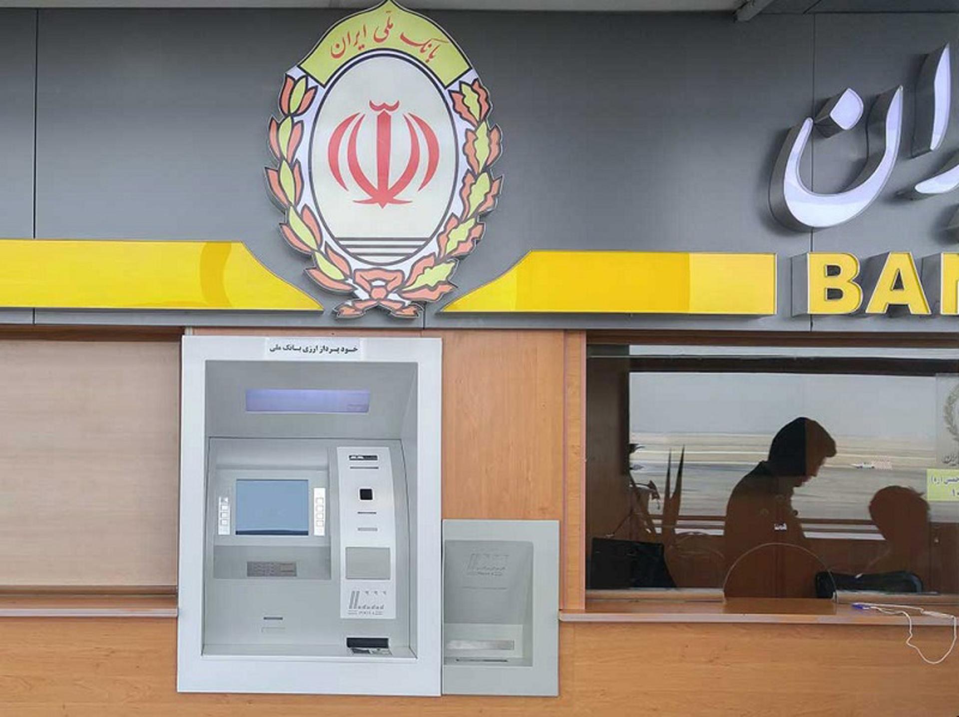 دریافت ارز مسافرتی از دستگاه ای تی ام؛ منبع عکس: وب‌سایت bankemardom.ir، عکاس: نامشخص
