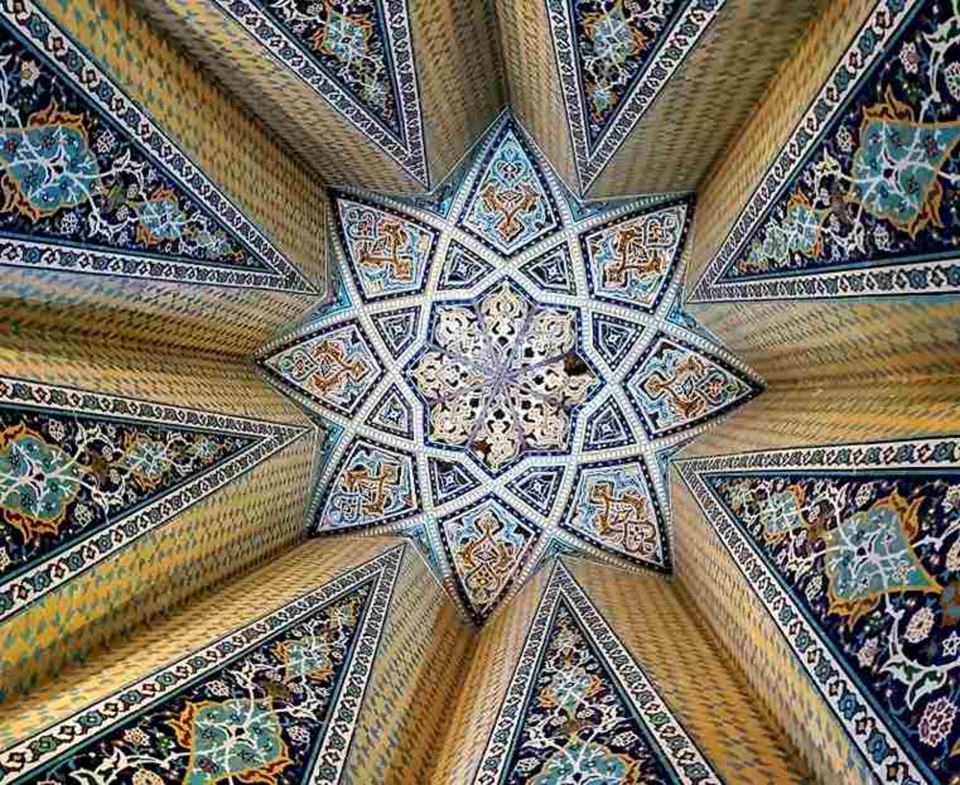 کاشی کاری سقف آرامگاه بابا طاهر؛ منبع عکس: گوگل مپ؛ عکاس: مبین منشتی