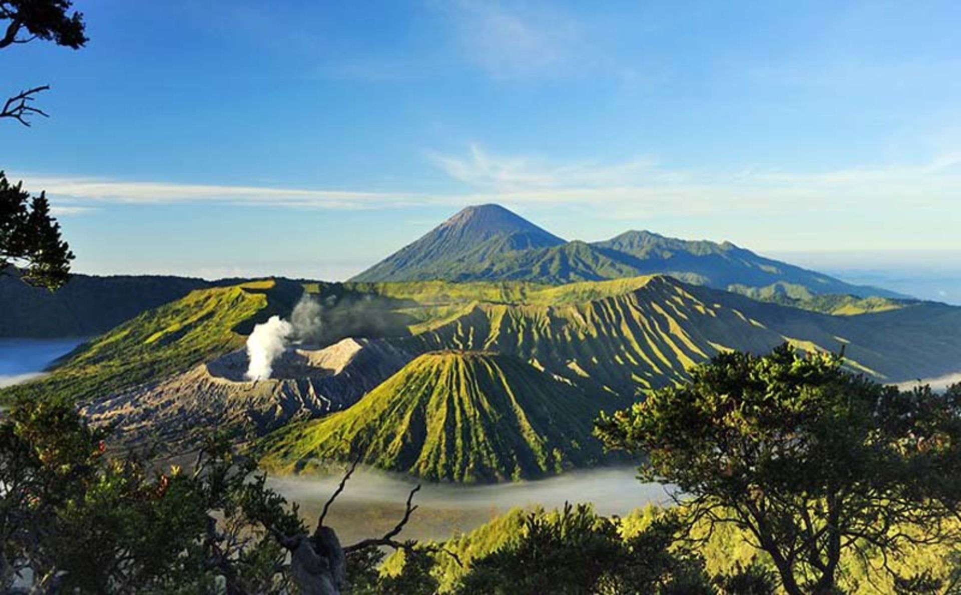 نمایی از کوه برومو ( Mount Bromo) از زیباترین قله‌های آتشفشانی جهان