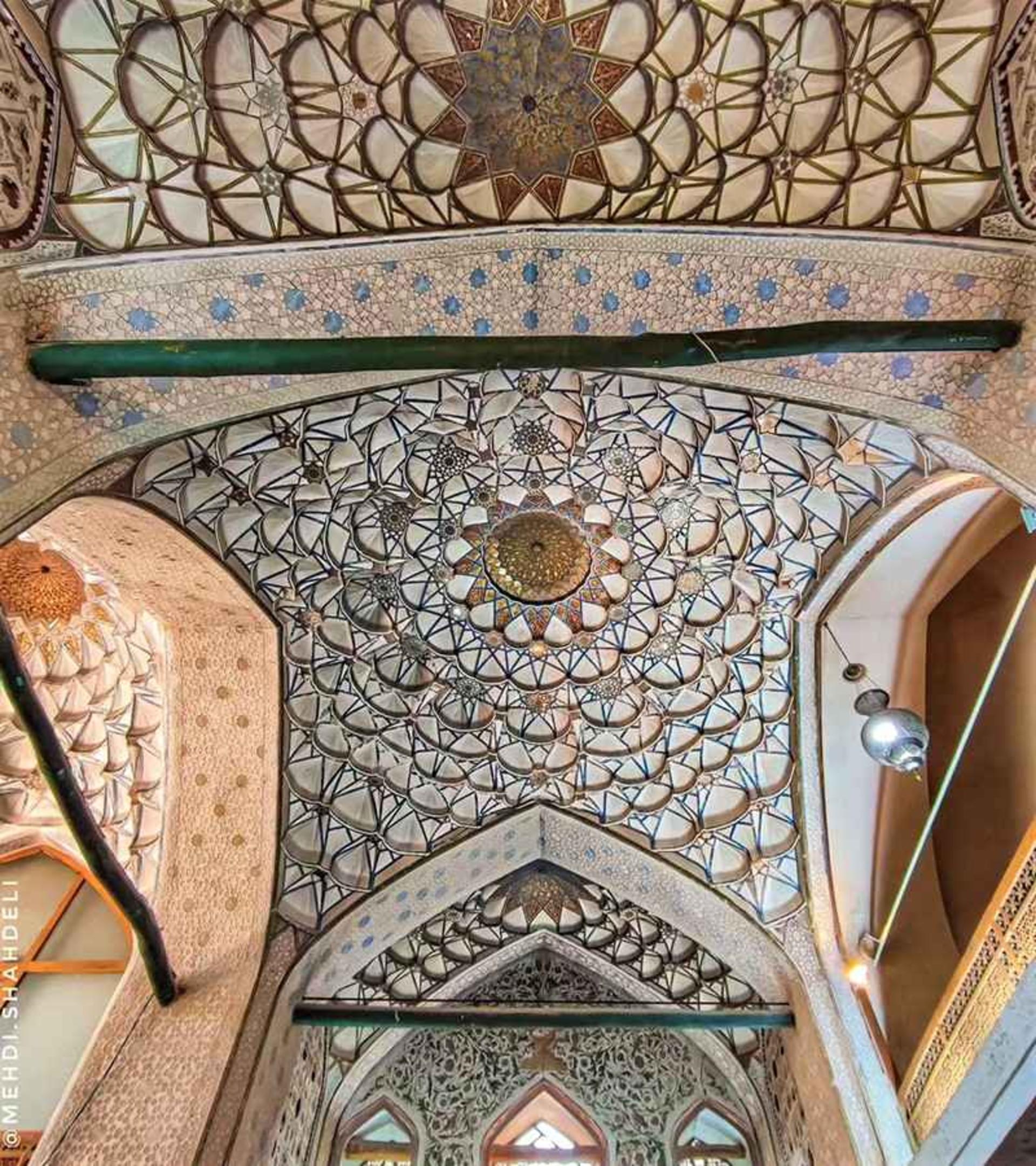 سقف خانه مارتا پیترز با انواع تزیینات، منبع عکس: اینستاگرام mehdi.shahdeli@، عکاس: مهدی شاه‌دلی