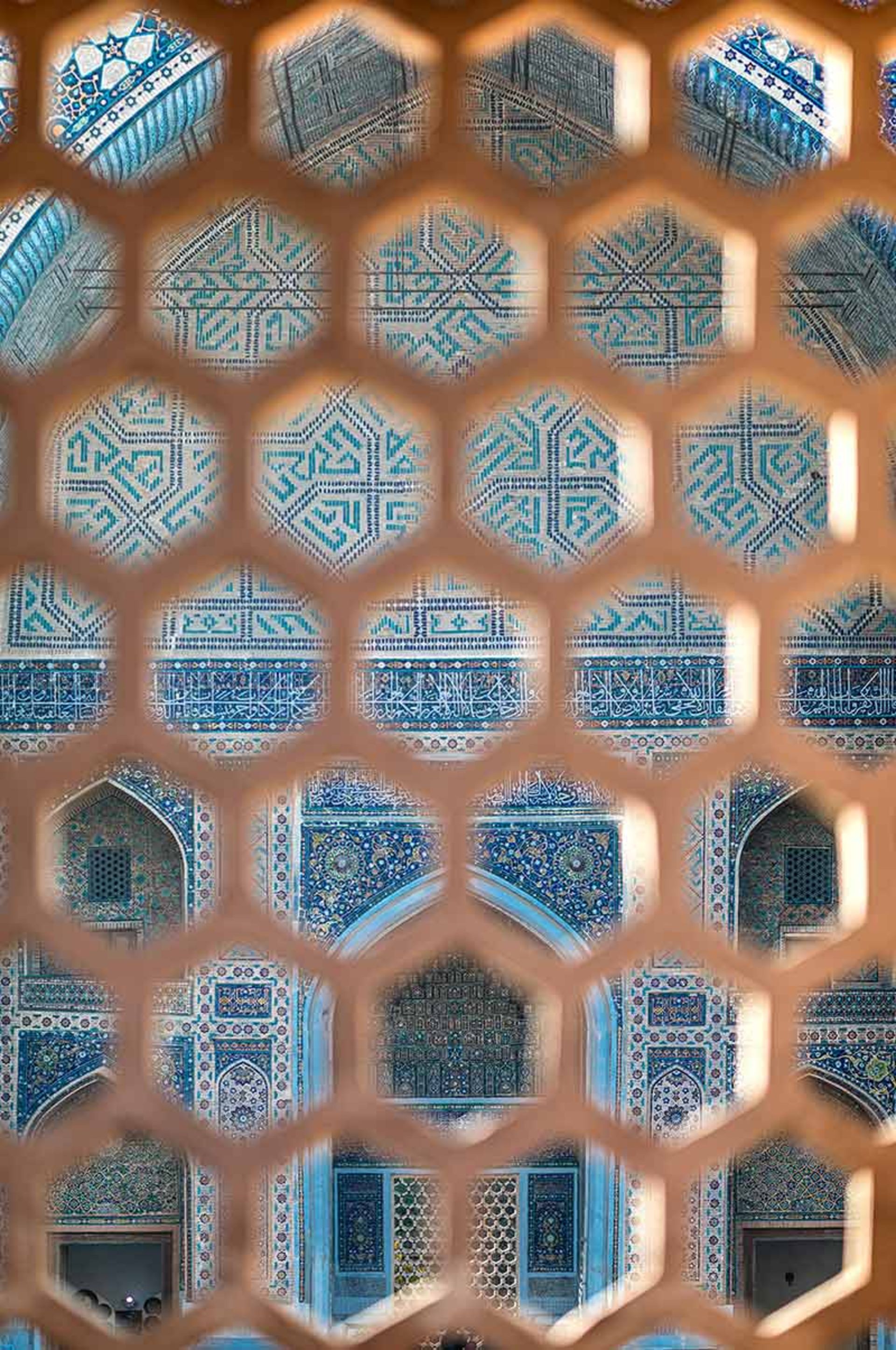 پنجره‌ای مشبک در بنایی با معماری ایرانی اسلامی در ازبکستان