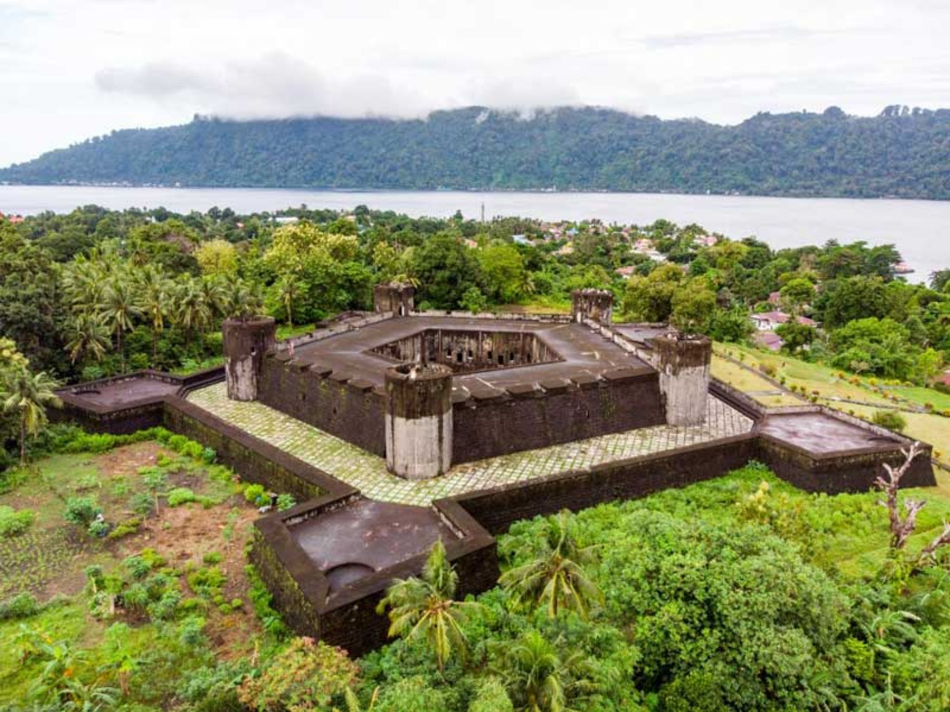 سازه‌ای در جزایر باندا ( Banda Islands)