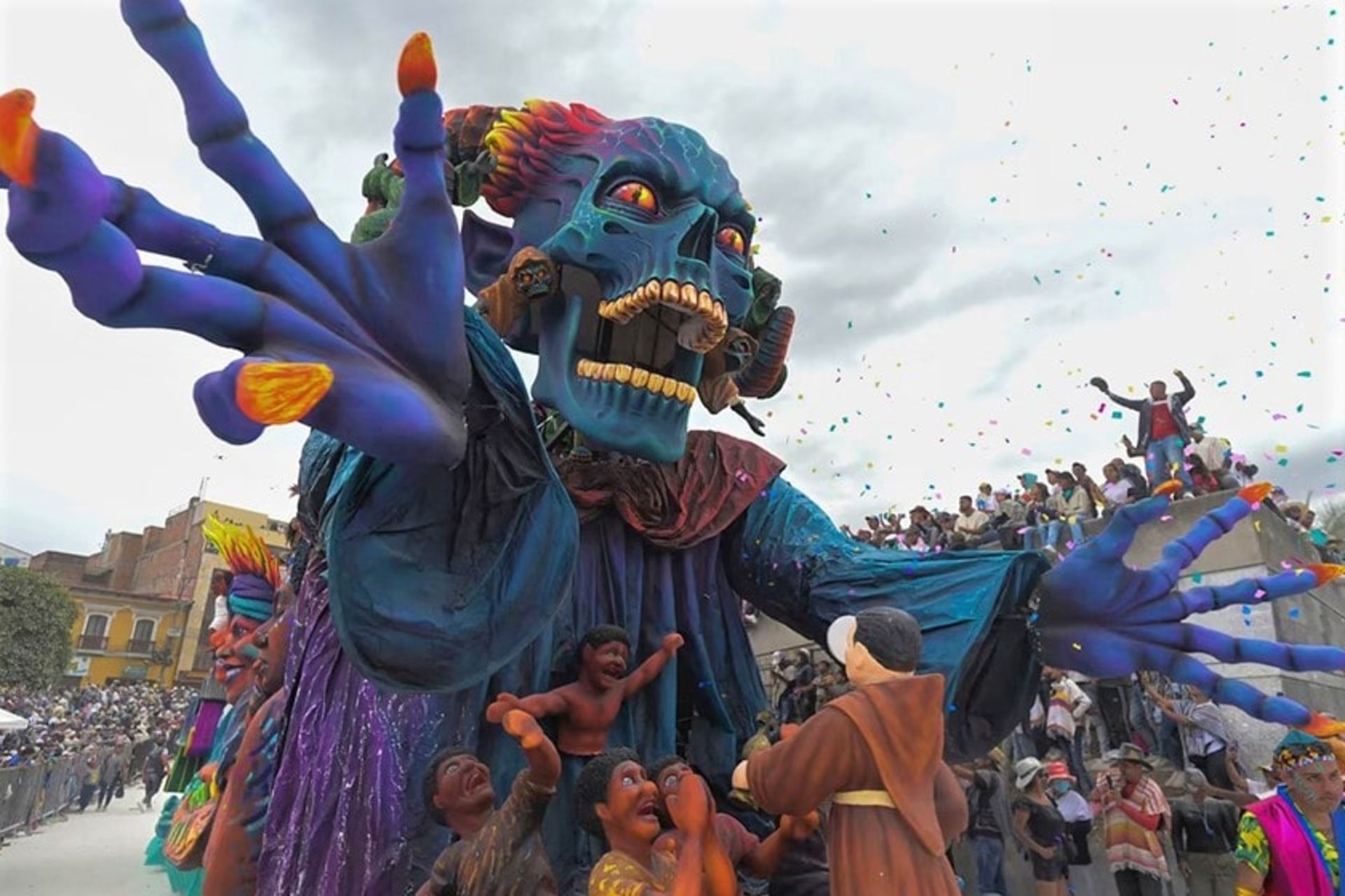 اسکلت بزرگ آبی رنگ در جشنواره ای در کلمبیا