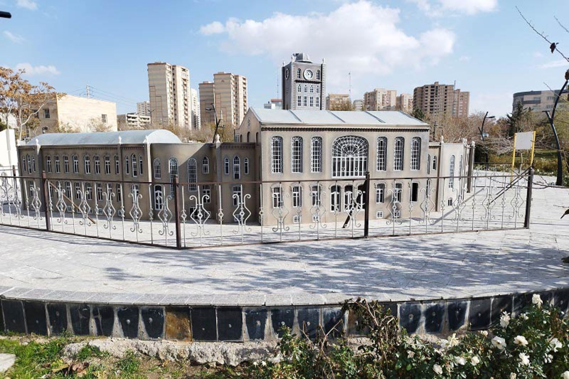 پارک مینیاتور تبریز (ماکت عمارت شهرداری تبریز)؛ منبع عکس: google maps؛ عکاس: Rasoul Aftabi 