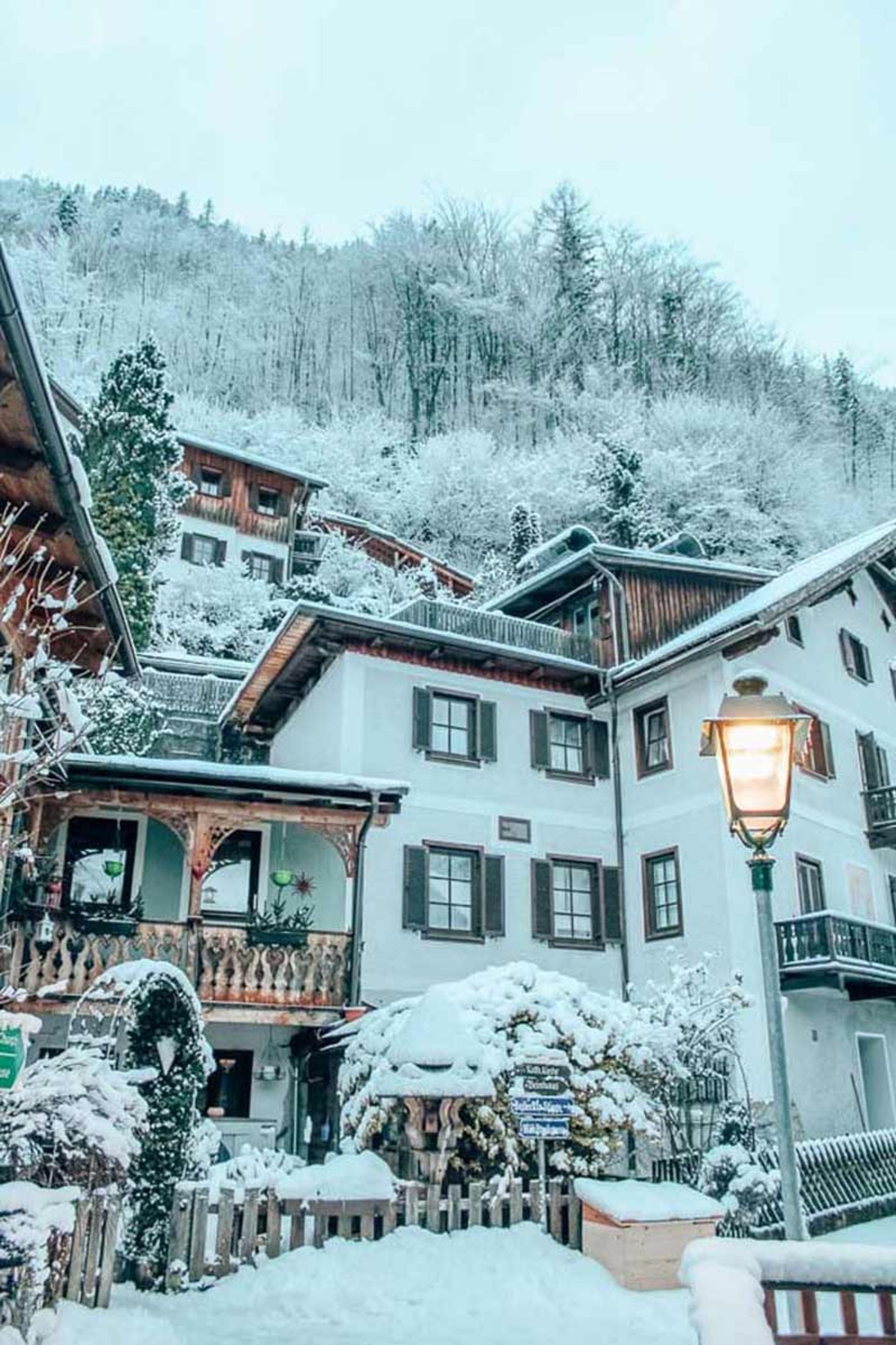 تصویر خانه‌های هال اشتات در هنگام زمستان