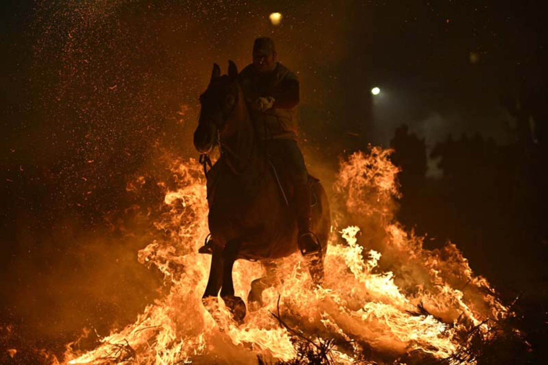 عبور از آتش در طول جشنواره سالانه لاس لومیناریاس (Las Luminarias festival) اسپانیا