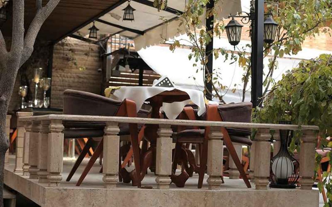 فضای باز رستوران خاقان