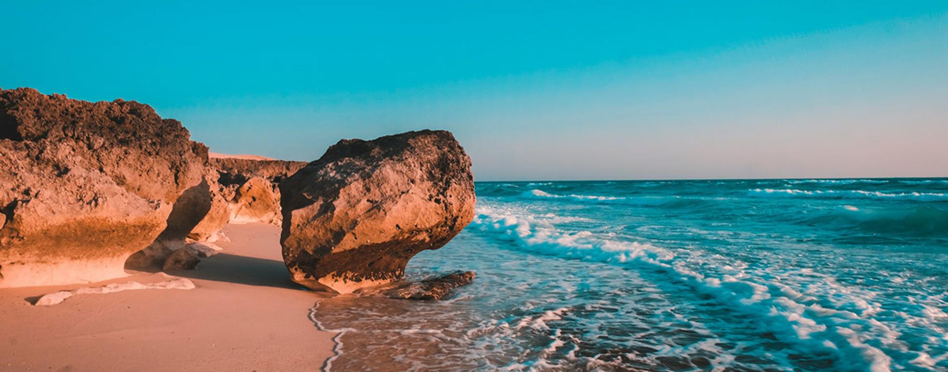 ساحل جزیره کیش؛ منبع عکس: Unsplash؛ عکاس: سام مقدم خامش