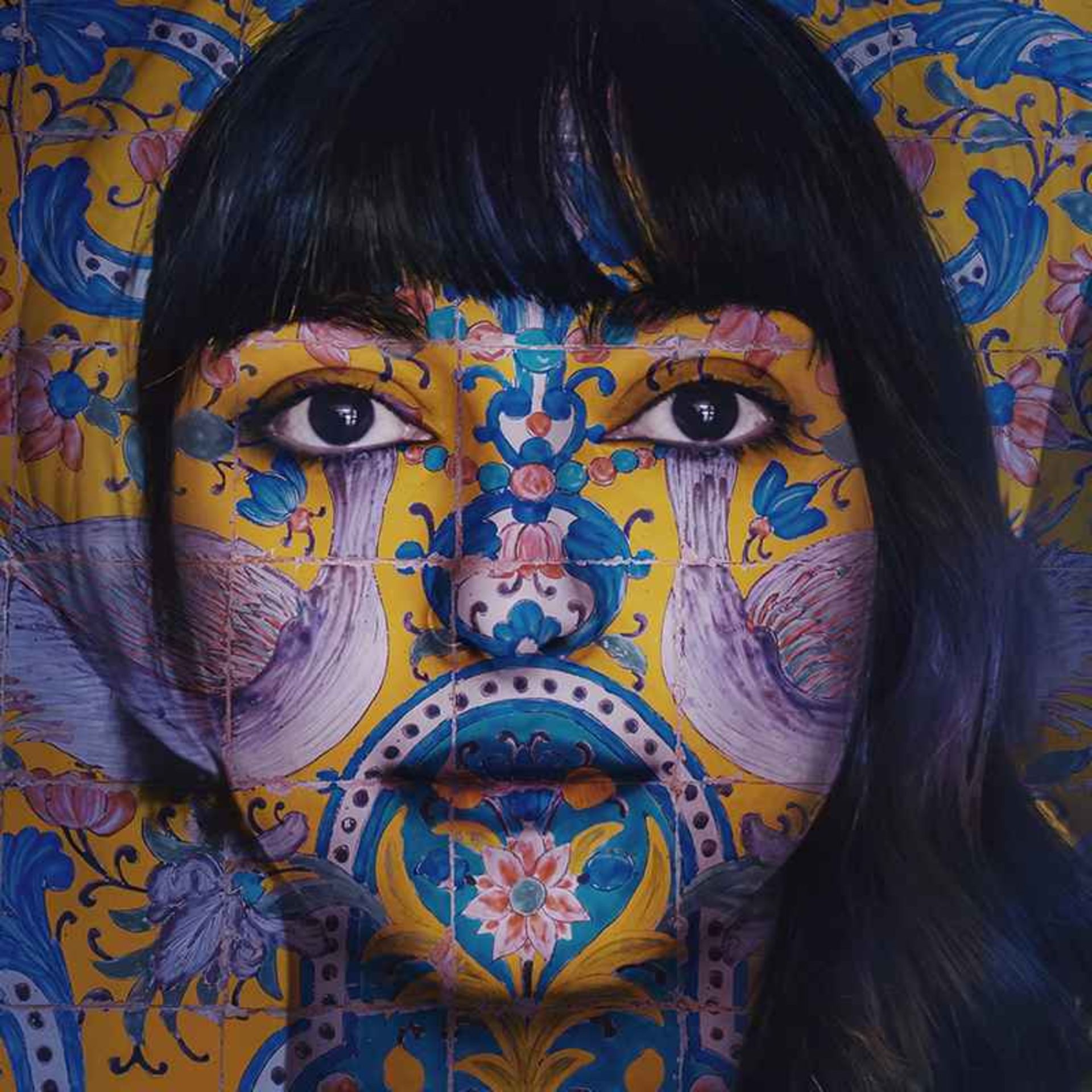 طراحی کاشی کاری روی صورت یک دختر