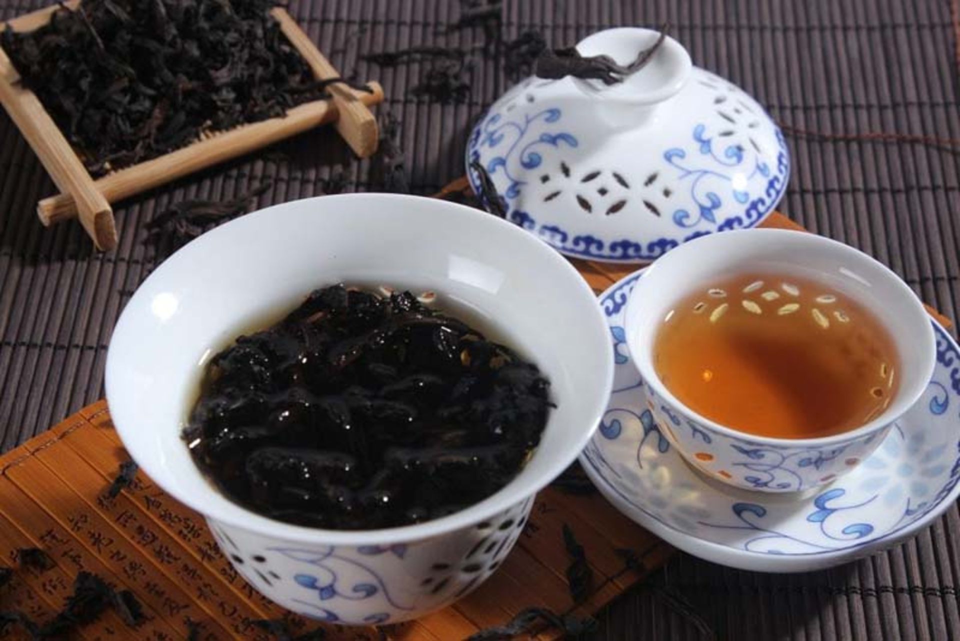 کاسه و فنجان حاوی چای چینی دا هونگ پائو