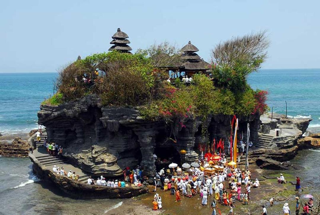 مردم در معبد تاناه لوت (Pura Tanah Lot) اندونزی