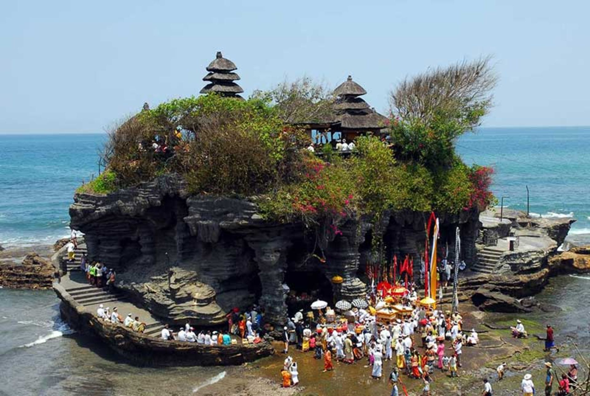 مردم در معبد تاناه لوت (Pura Tanah Lot) اندونزی