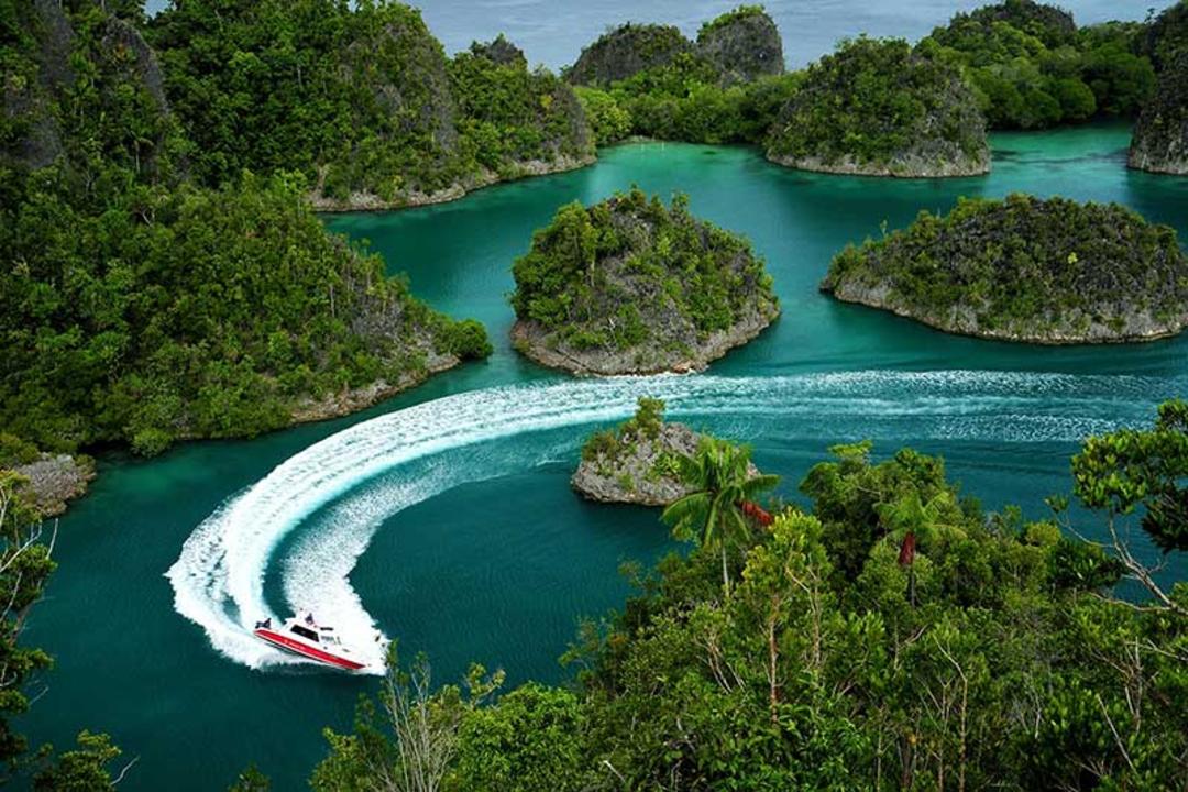 قایق‌سواری در جزایر راجا امپات  (Raja Ampat)