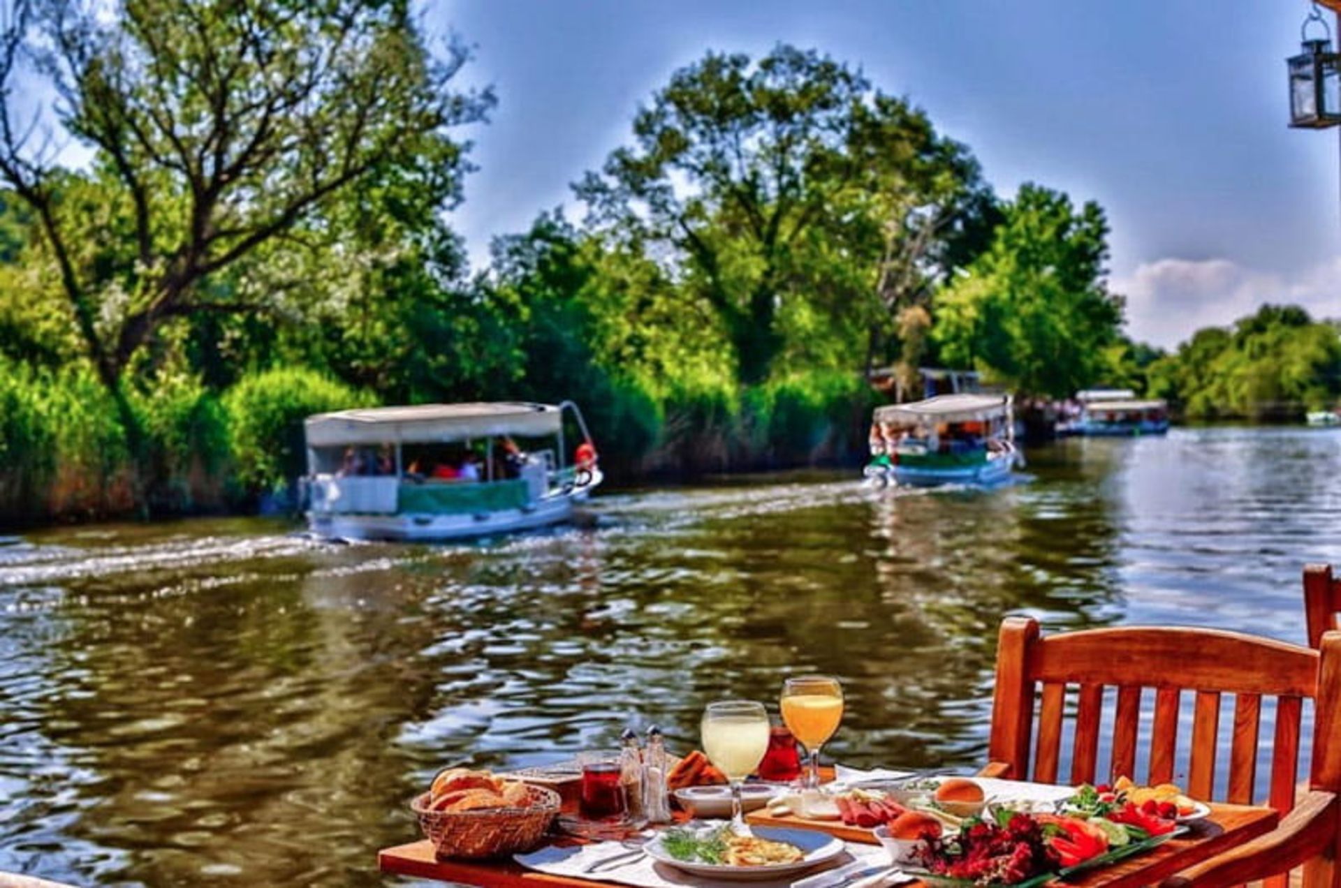 قایق‌سواری روستای آگوا؛ منبع عکس: Grand Turkey Tours، عکاس: نامشخص
