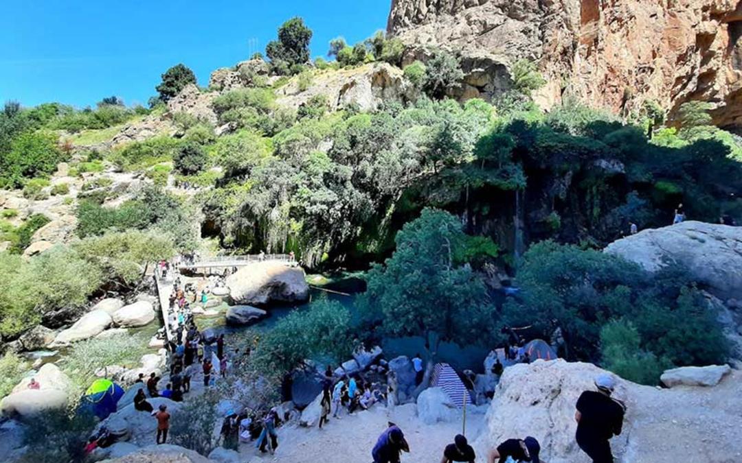 گردشگران روی صخره های تنگ براق، منبع عکس: گوگل مپ، عکاس: میلاد مباصری