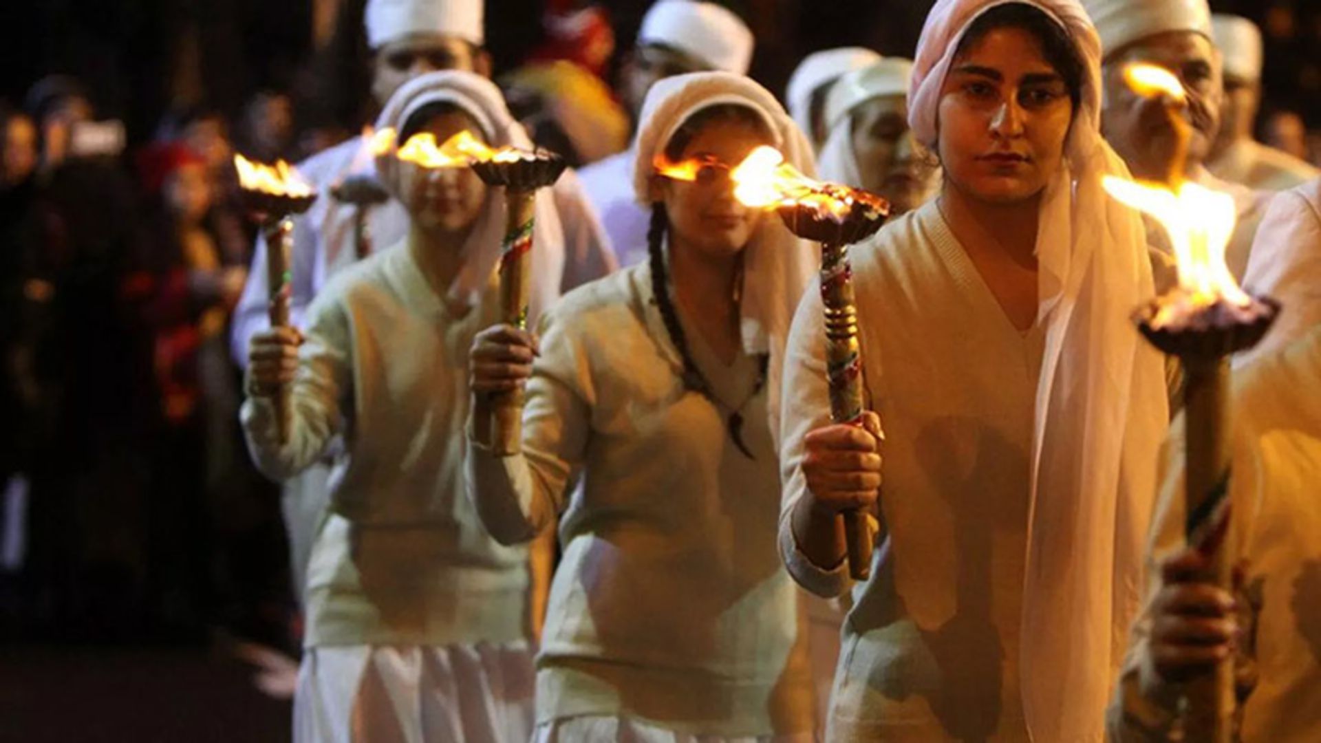 موبدان در حال حمل آتش جشن آذرگان؛ منبع عکس: spnfa.ir؛ عکاس: نامشخص