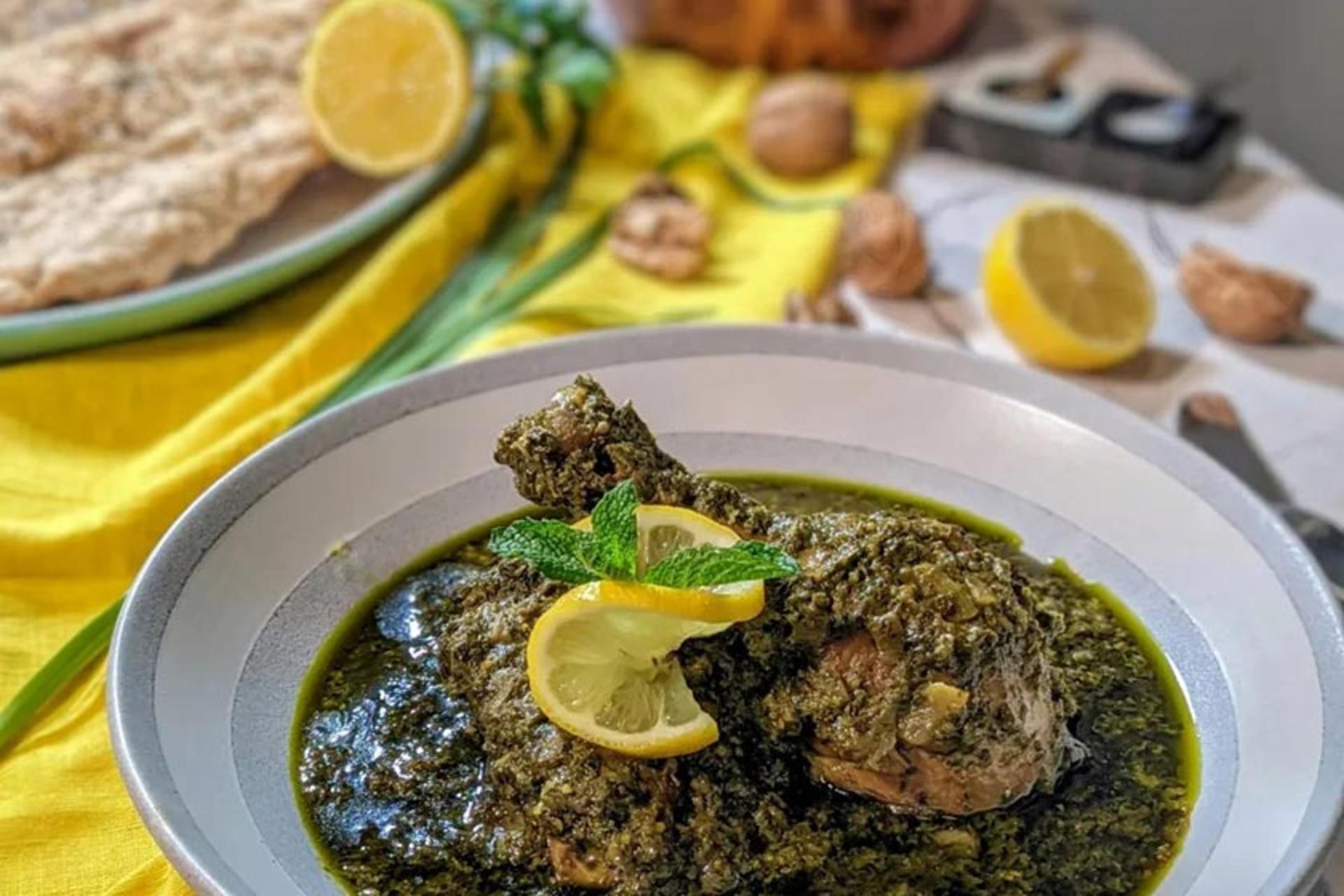 مرغ ترش گیلانی با سبزی، منبع عکس: thecaspianchef.com، عکاس: نامشخص
