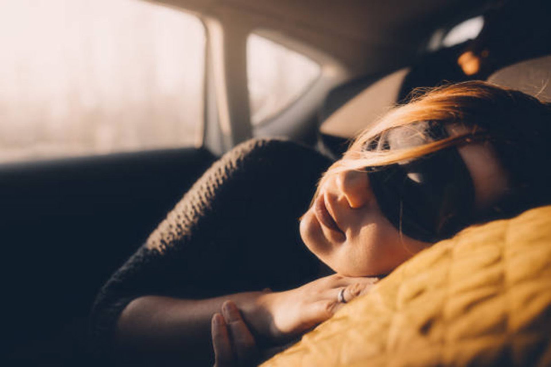 استفاده از چشم بند در مسافرت با خودرو؛ منبع عکس: istockphoto.com؛ عکاس: نامشخص