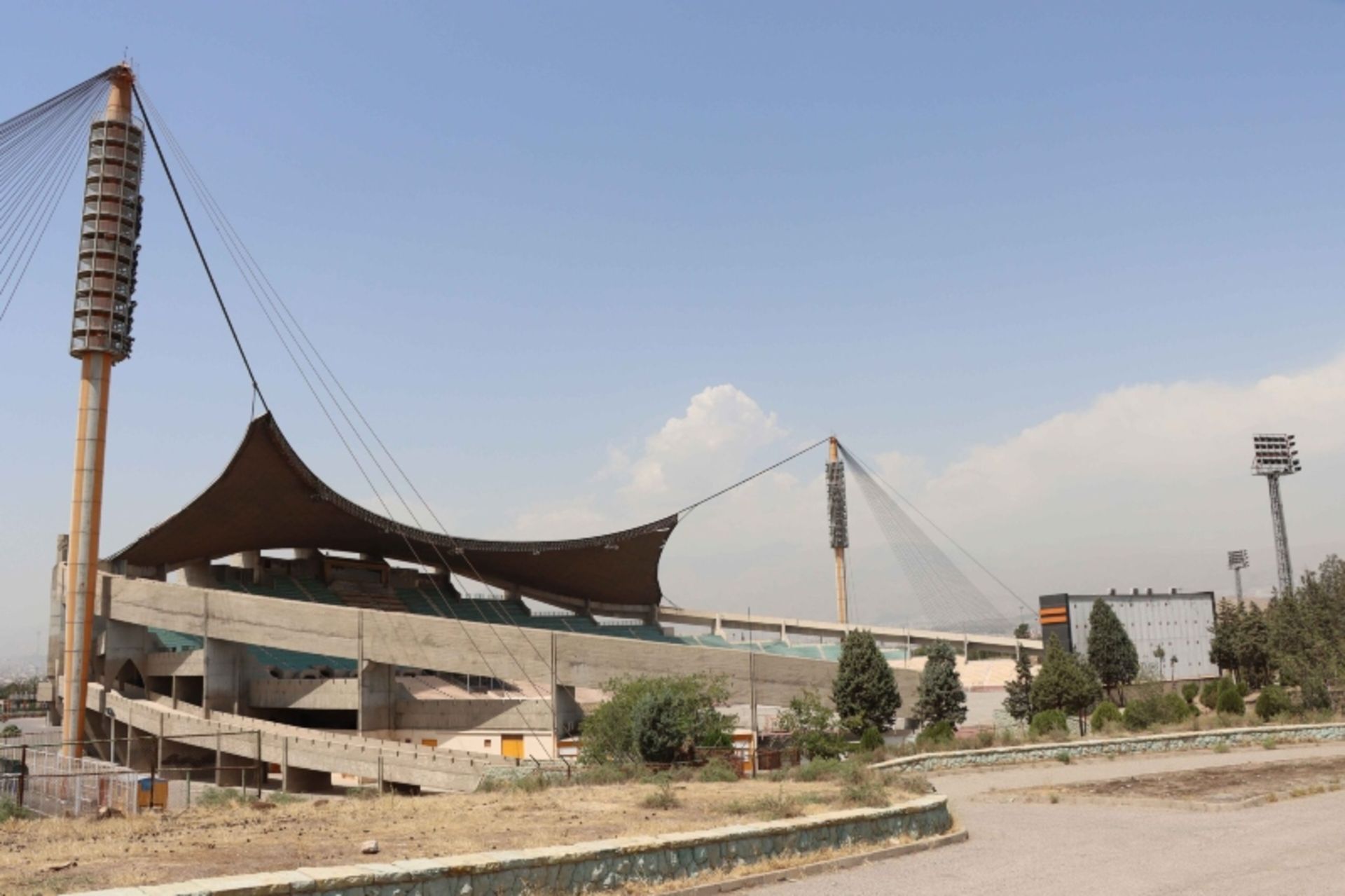 نمای بیرونی ورزشگاه تختی؛ منبع عکس: aoapedia.ir. عکاس: نامشخص