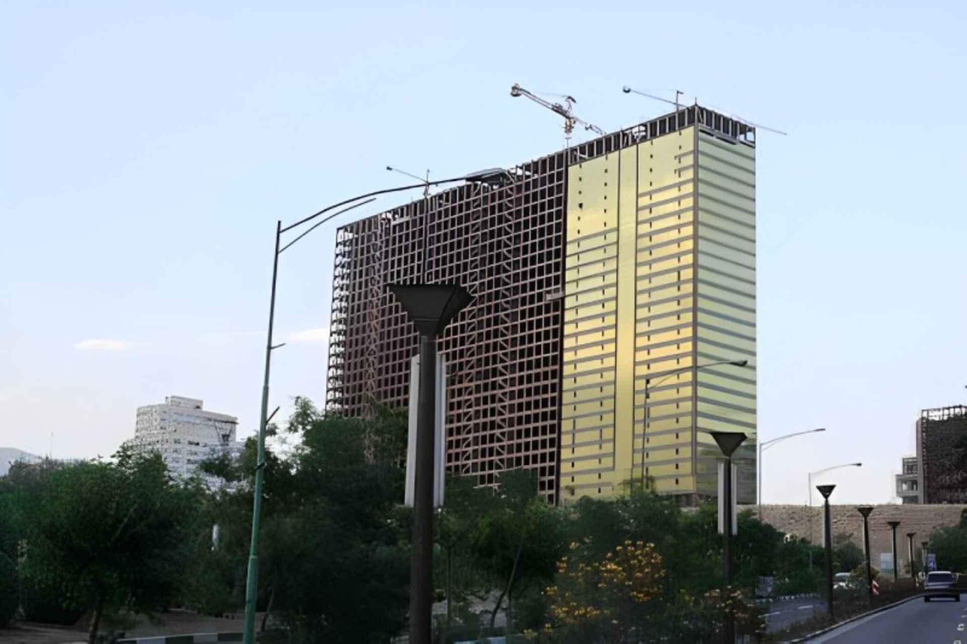 ساختمان نیمه کاره هزاره سوم. منبع: tm-tower.ir؛ عکاس: نامشخص