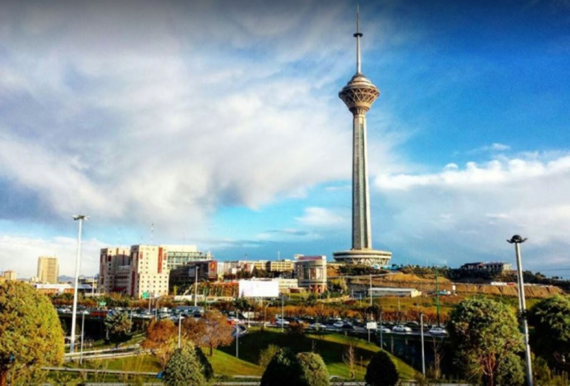 تصویر برج میلاد، آسمان آبی و شهر تهران. منبع: وب سایت فانزی؛ عکاس: نامشخص