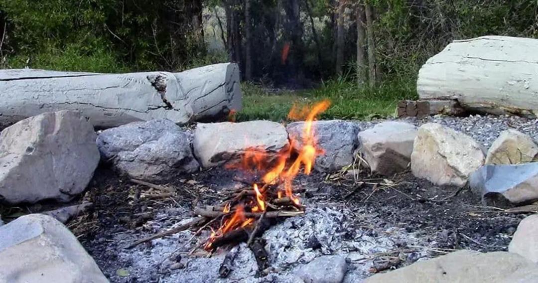 روشن کردن آتش با خورده چوب؛ منبع عکس: outdoorluxuriez.com؛ عکاس: نامشخص