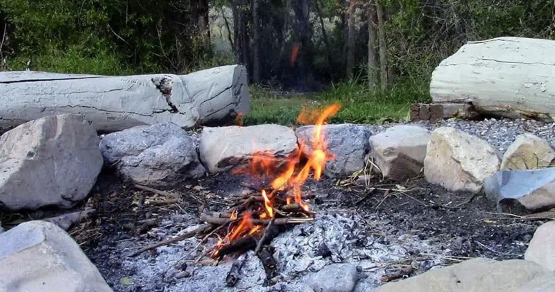 روشن کردن آتش با خورده چوب؛ منبع عکس: outdoorluxuriez.com؛ عکاس: نامشخص