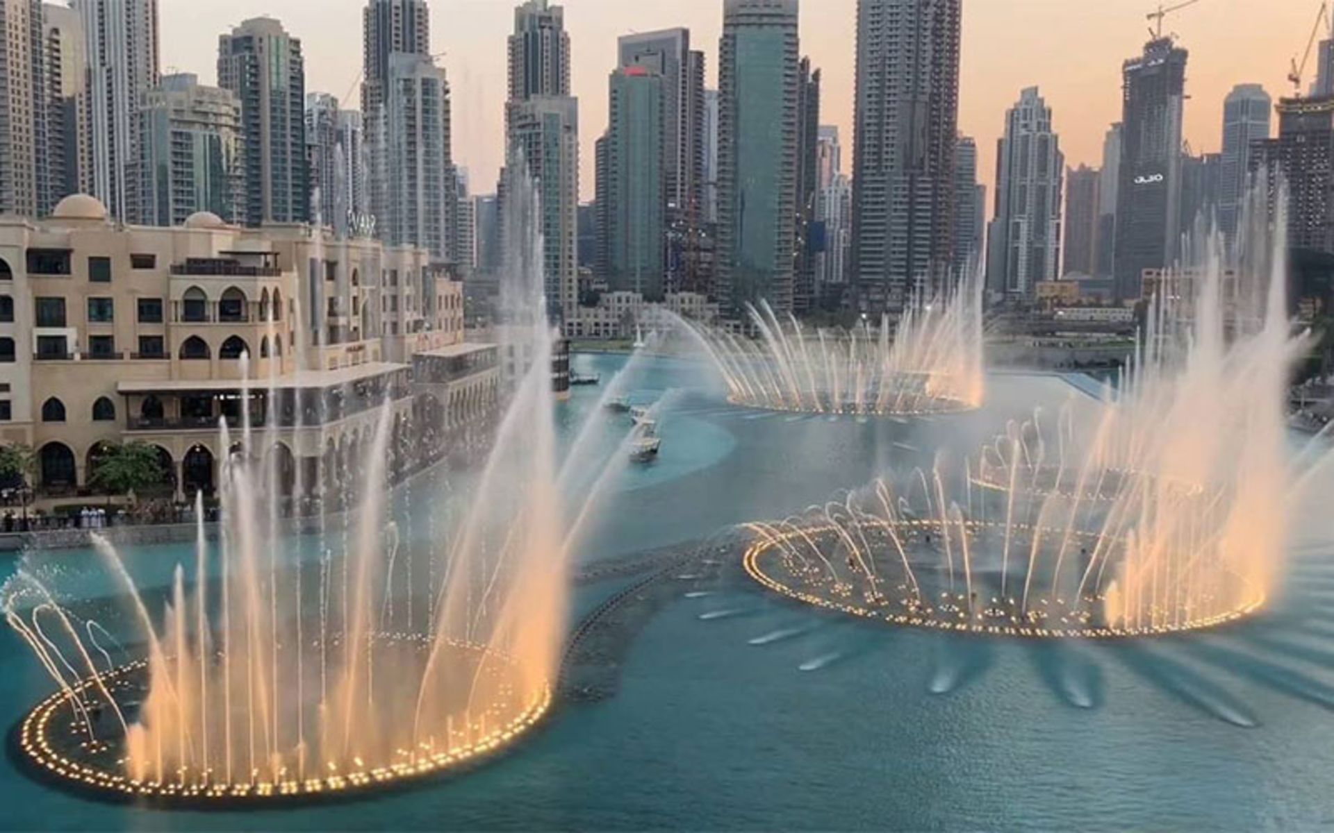 آبنمای دبی در غروب، منبع عکس: propertynews.ae، عکاس: نامشخص