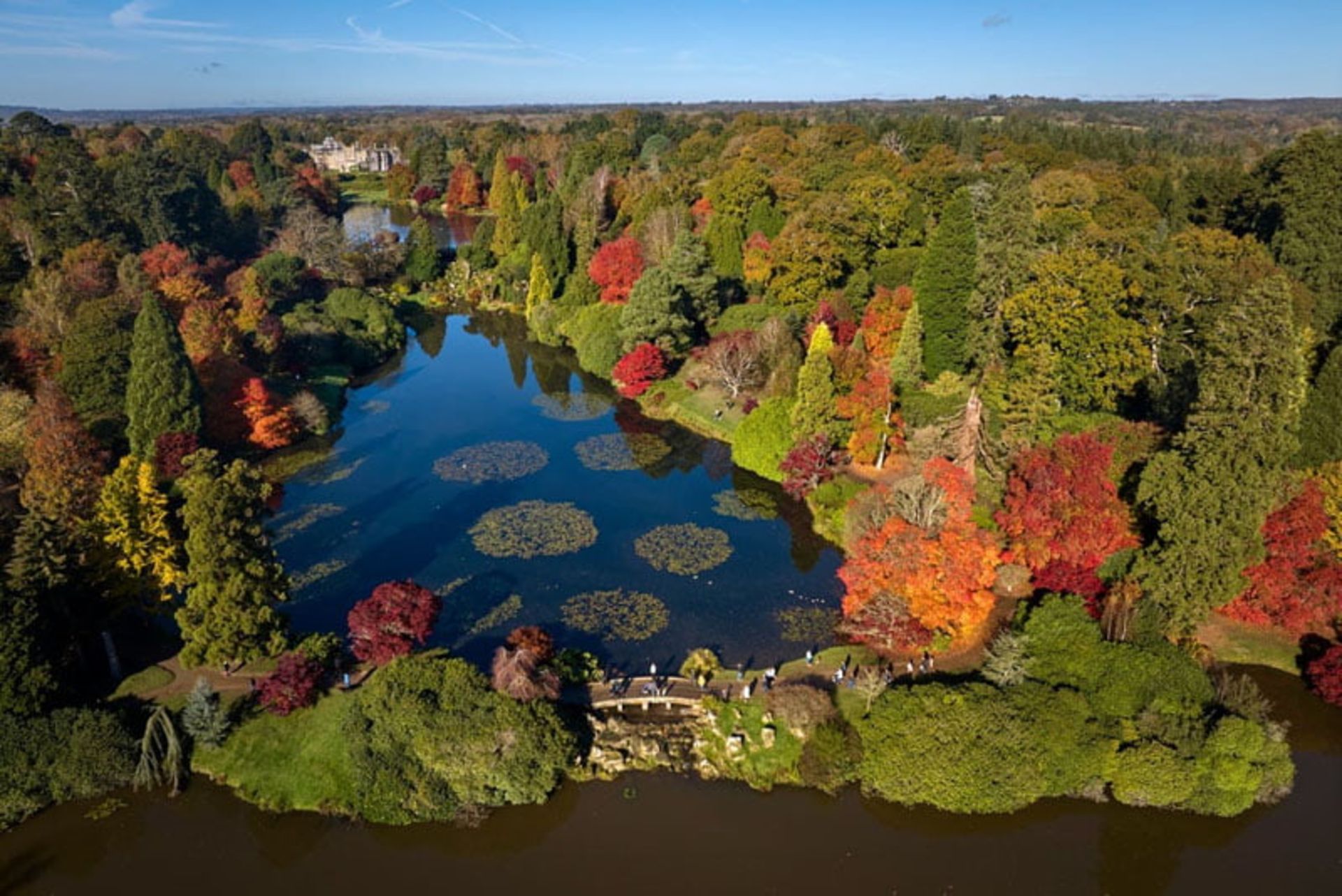 پاییز زیبای شفیلد پارک (Sheffield Park) در ساسکس شرقی (East Sussex)؛ عکاس: David Levene