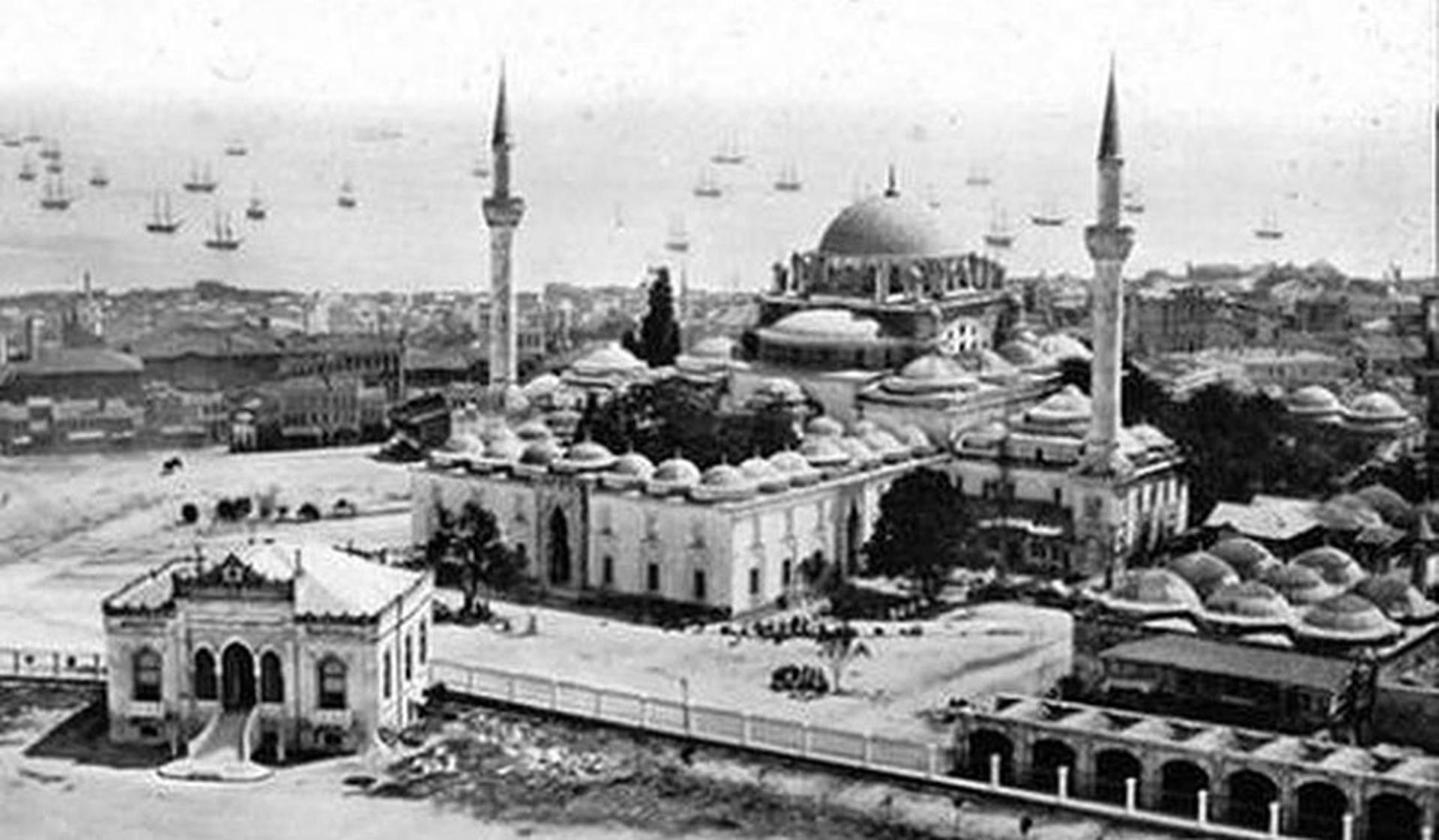 عکس سیاه و سفید از ایاصوفیه در قدیم؛ منبع عکس: Pinterest؛ نام عکاس: نامشخص