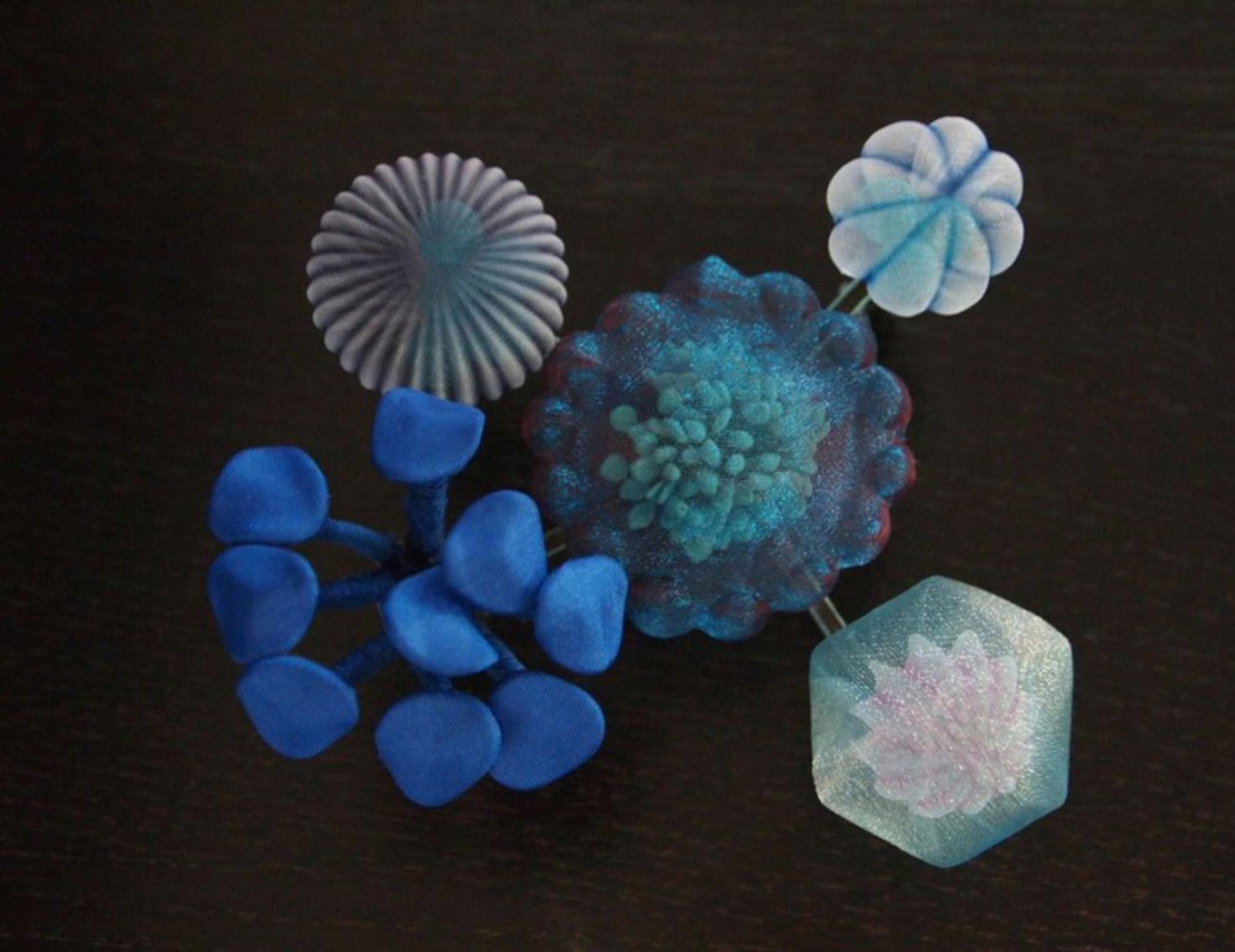 مجسمه های پارچه ای آبی رنگ
