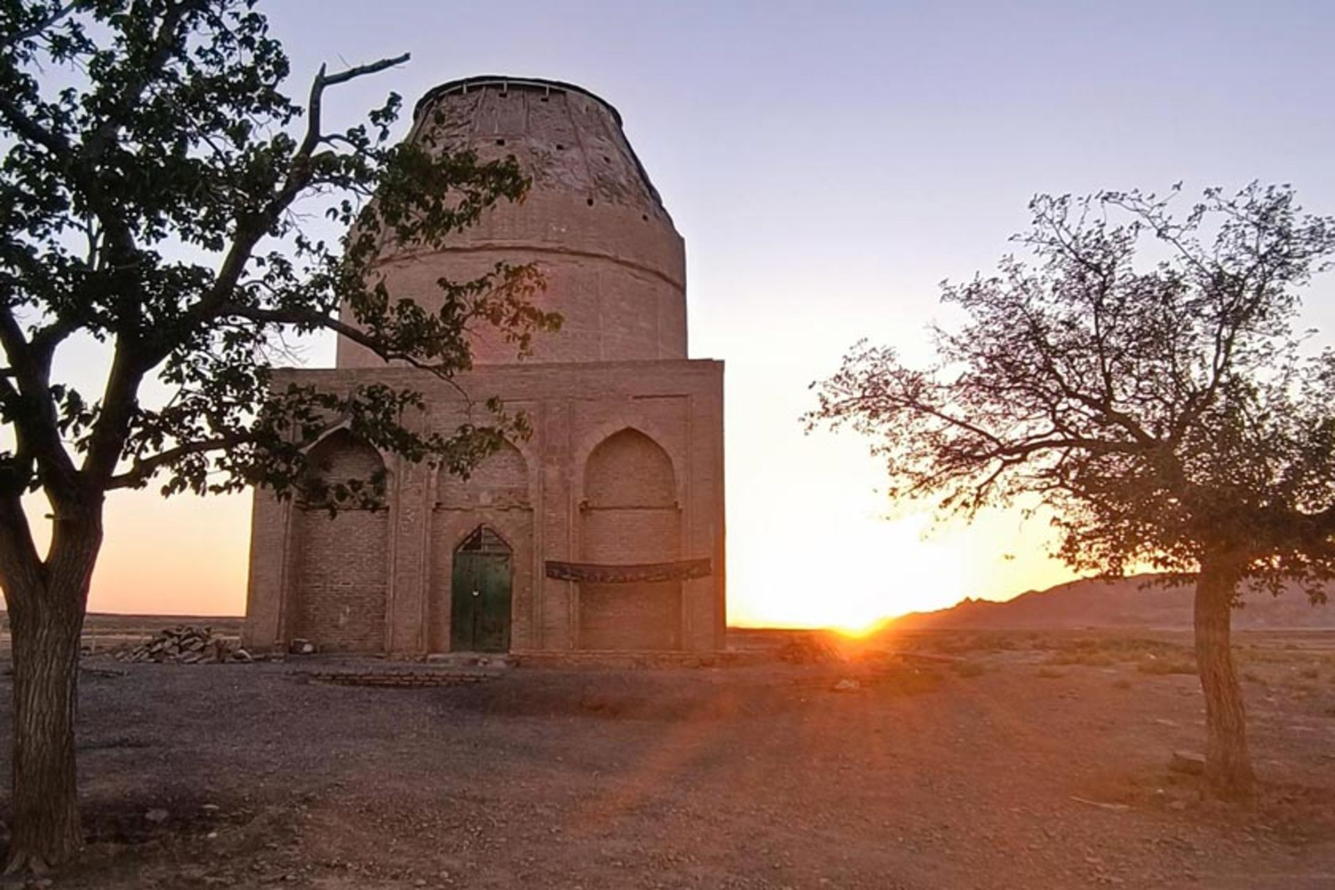 آرامگاه خواجه نجم الدین کبری هنگام طلوع؛ منبع عکس: نشان؛ عکاس: نامشخص