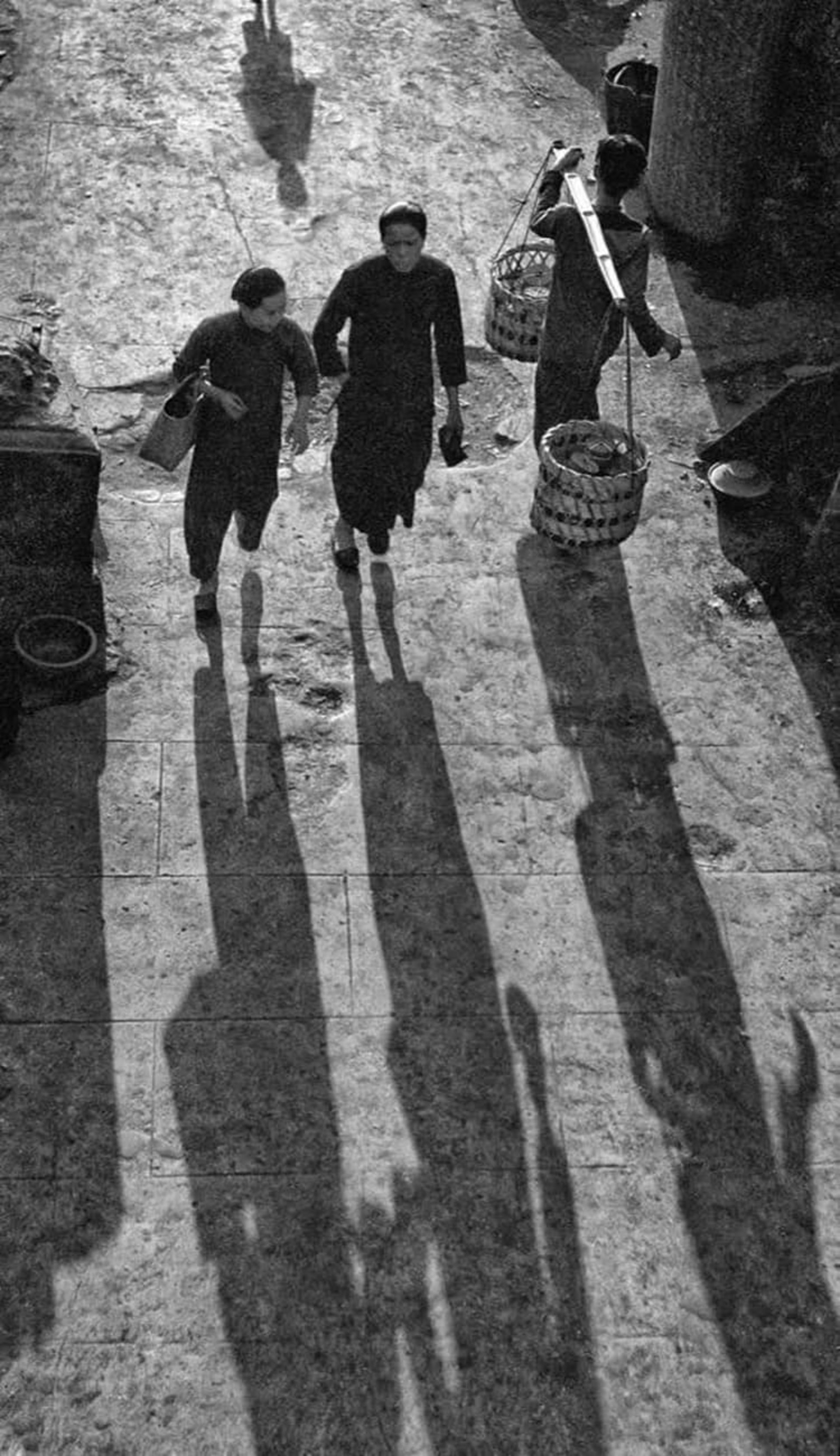 زن و مرد هنگ کنگی در خیابان