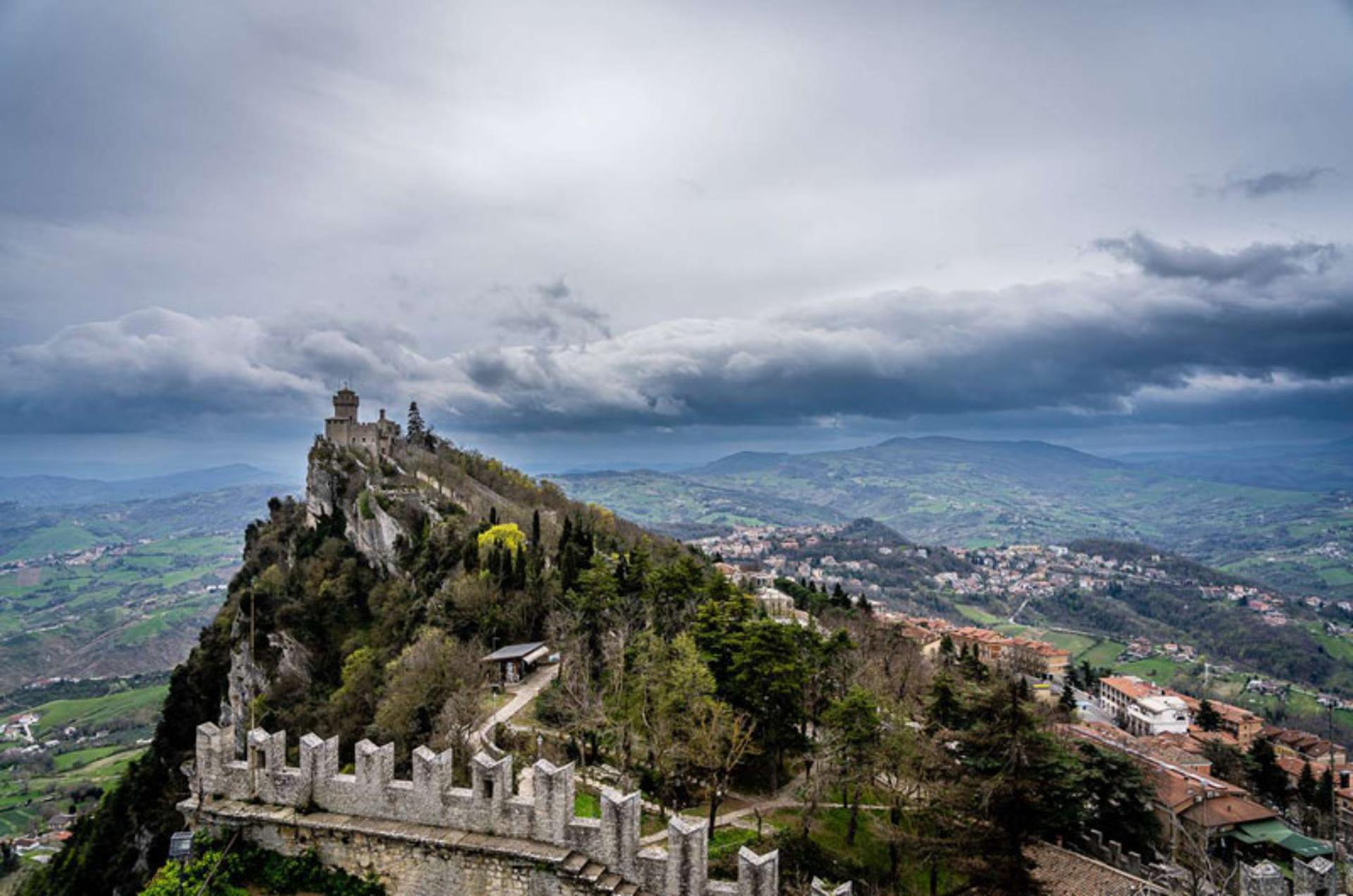 عکس هوایی از کوه و دژ سن مارینو؛ منبع عکس: ALOR Italy، عکاس: Paolo Ferraris