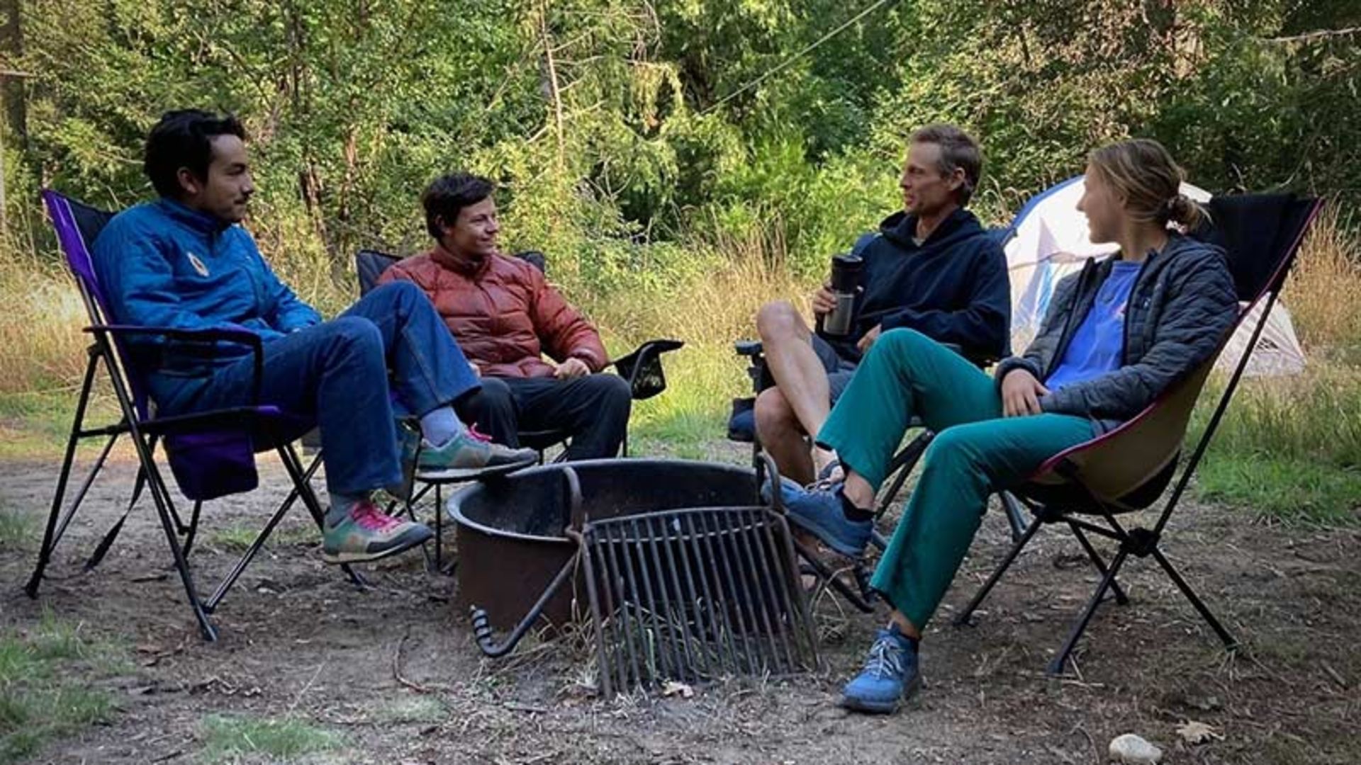استفاده از صندلی کمپینگ برای نشستن دور آتش؛ منبع عکس: outdoorgearlab.com؛ عکاس: نامشخص