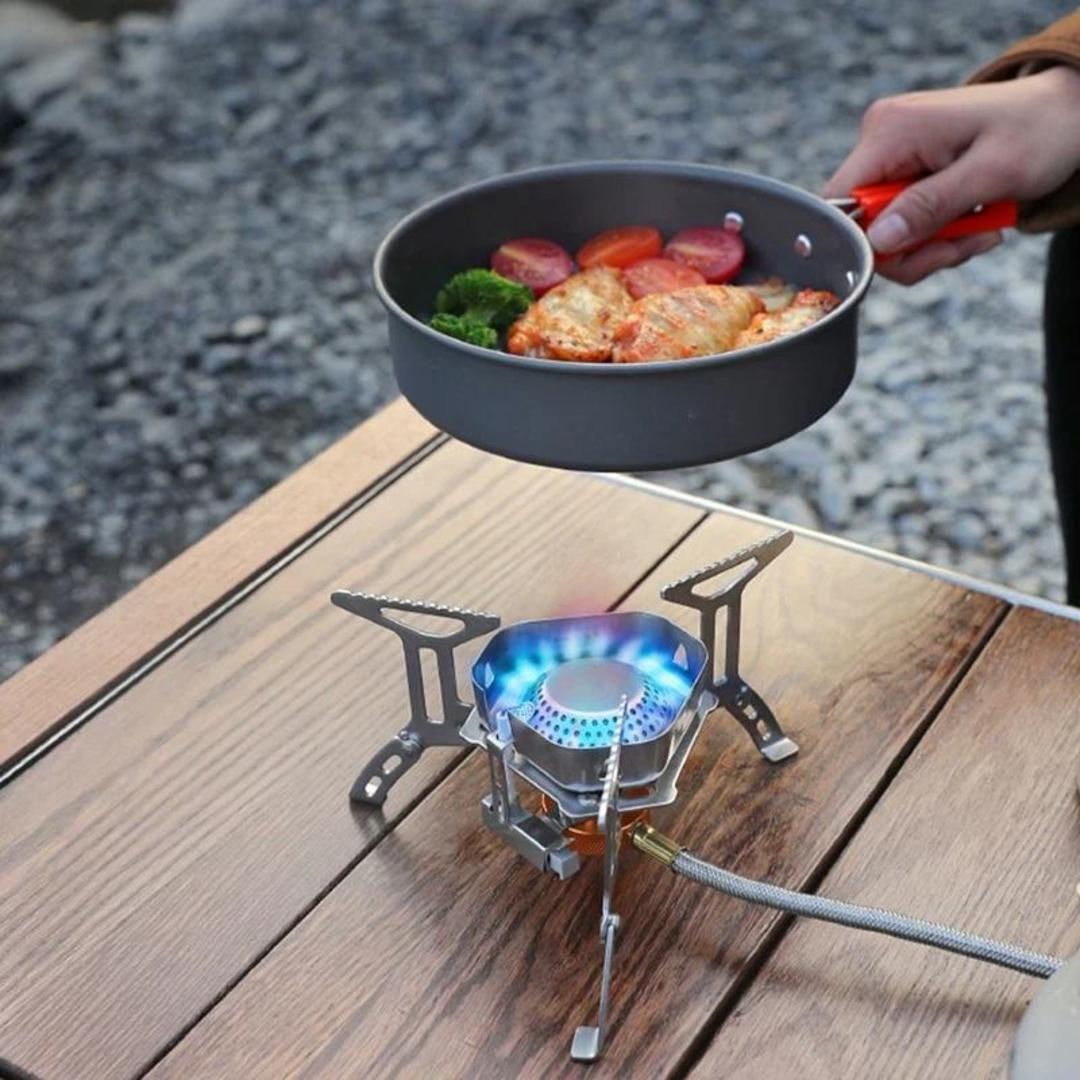 پخت غذا روی سرشعله مسافرتی؛ منبع عکس: وب سایت Camp N Gear. عکاس: نامشخص