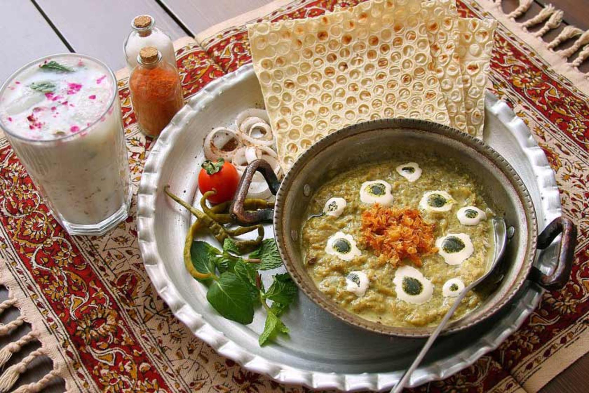 غذای وگان با سبزی و دوغ، منبع عکس: toirantour.com، عکاس: نامشخص