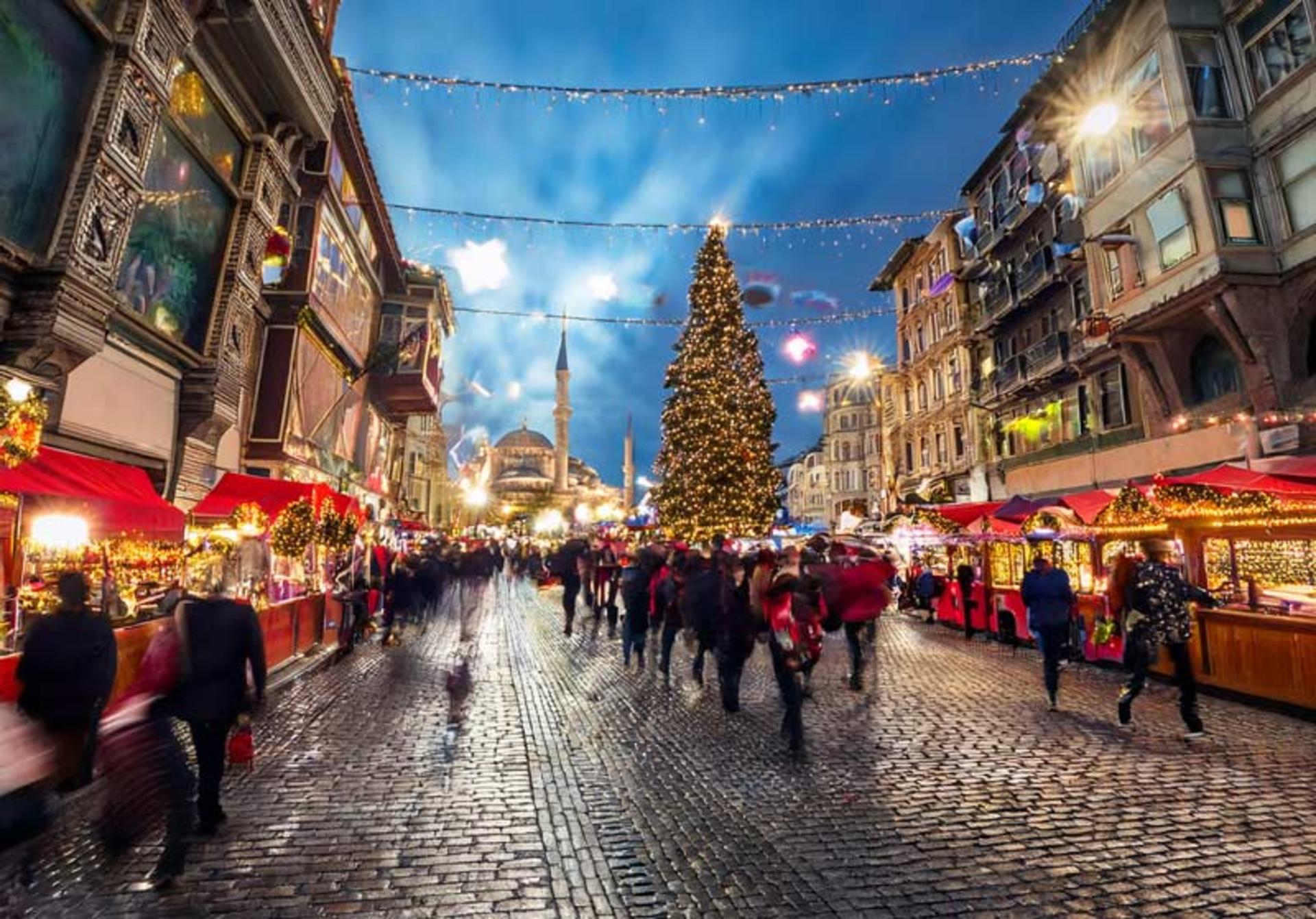 بازارهای کریسمس در استانبول؛ منبع عکس: وب سایت guidedistanbultours.com؛ عکاس: نامشخص